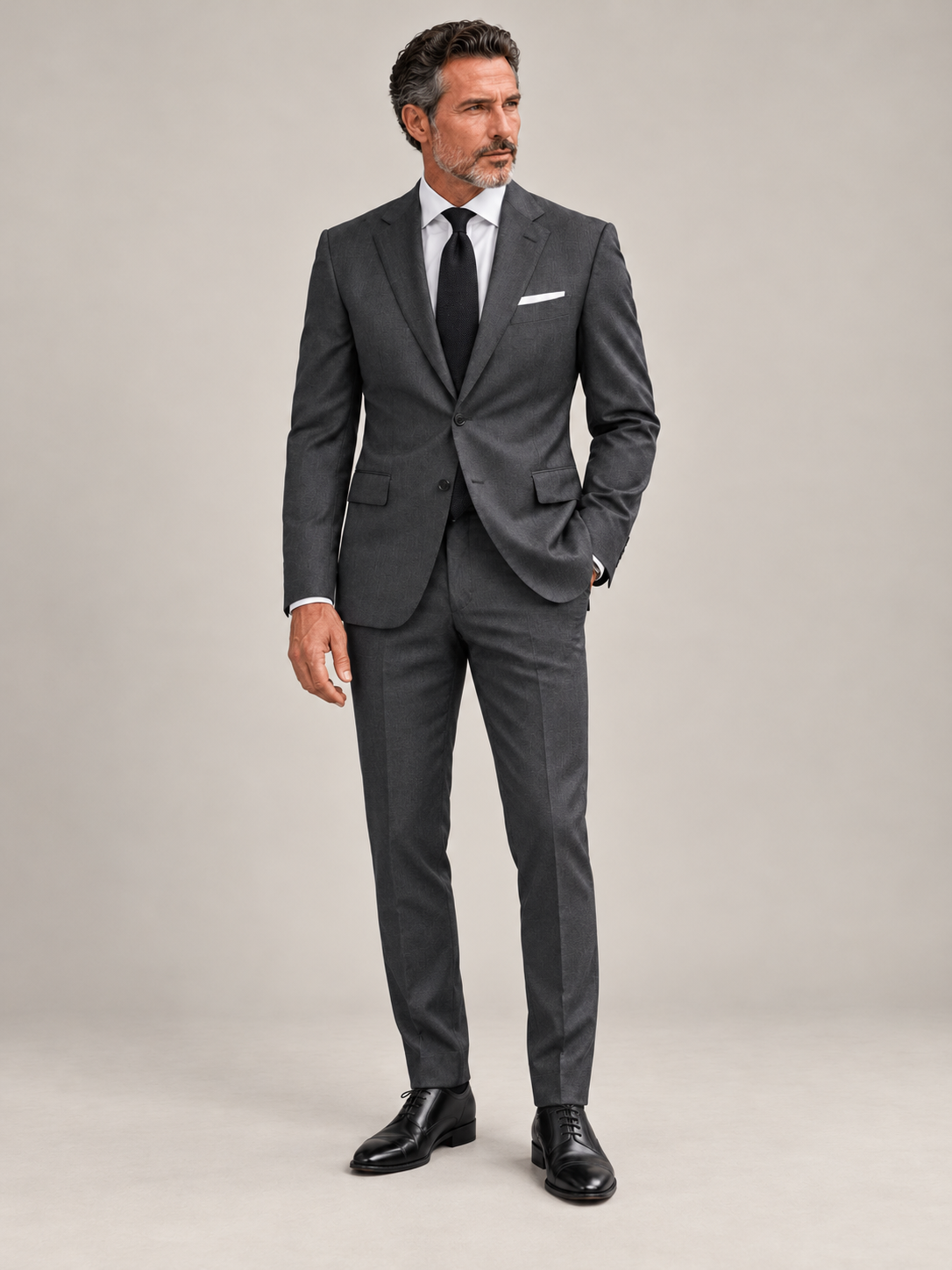 Dunkelgrauer Slim-Fit-Einreiher aus Reda-Wolle – Ganzkörperansicht am Modell