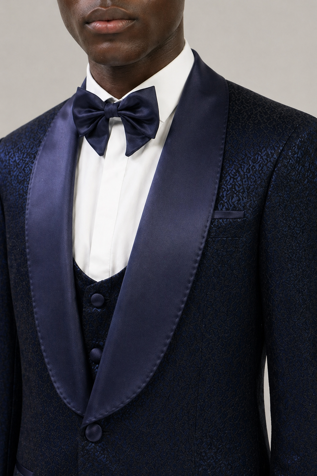 Dunkelblauer Slim Fit Smoking für Herren Eleganter Hochzeitsanzug mit Satinrevers und Einreiher