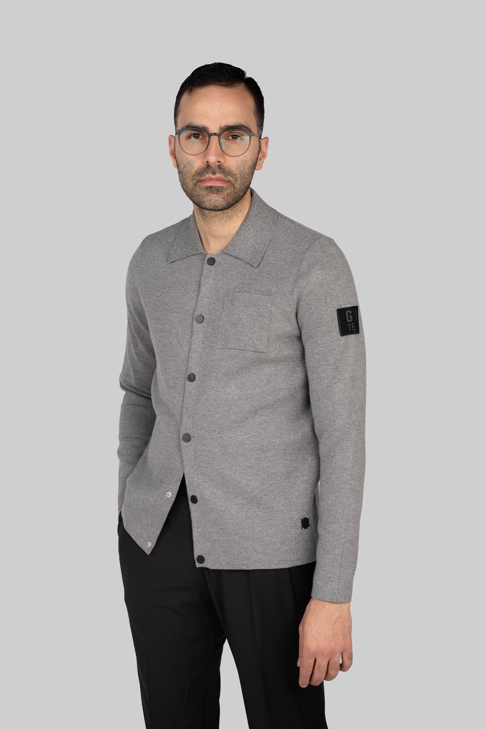 Grauer italienischer Woll-Acryl-Knopf-Pullover