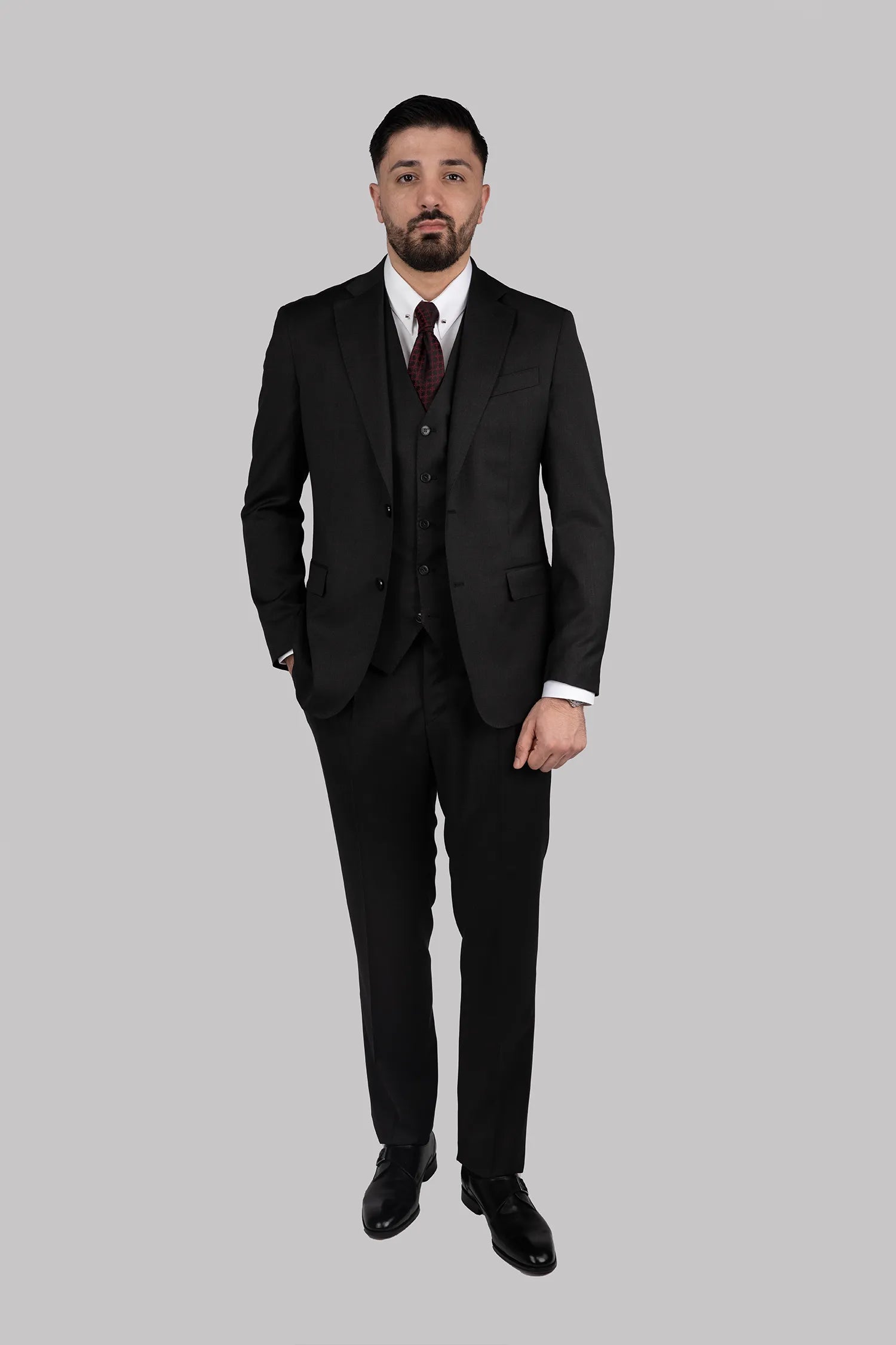 Dunkelgrauer Dreiteiliger Woll-Anzug mit Tailored Fit