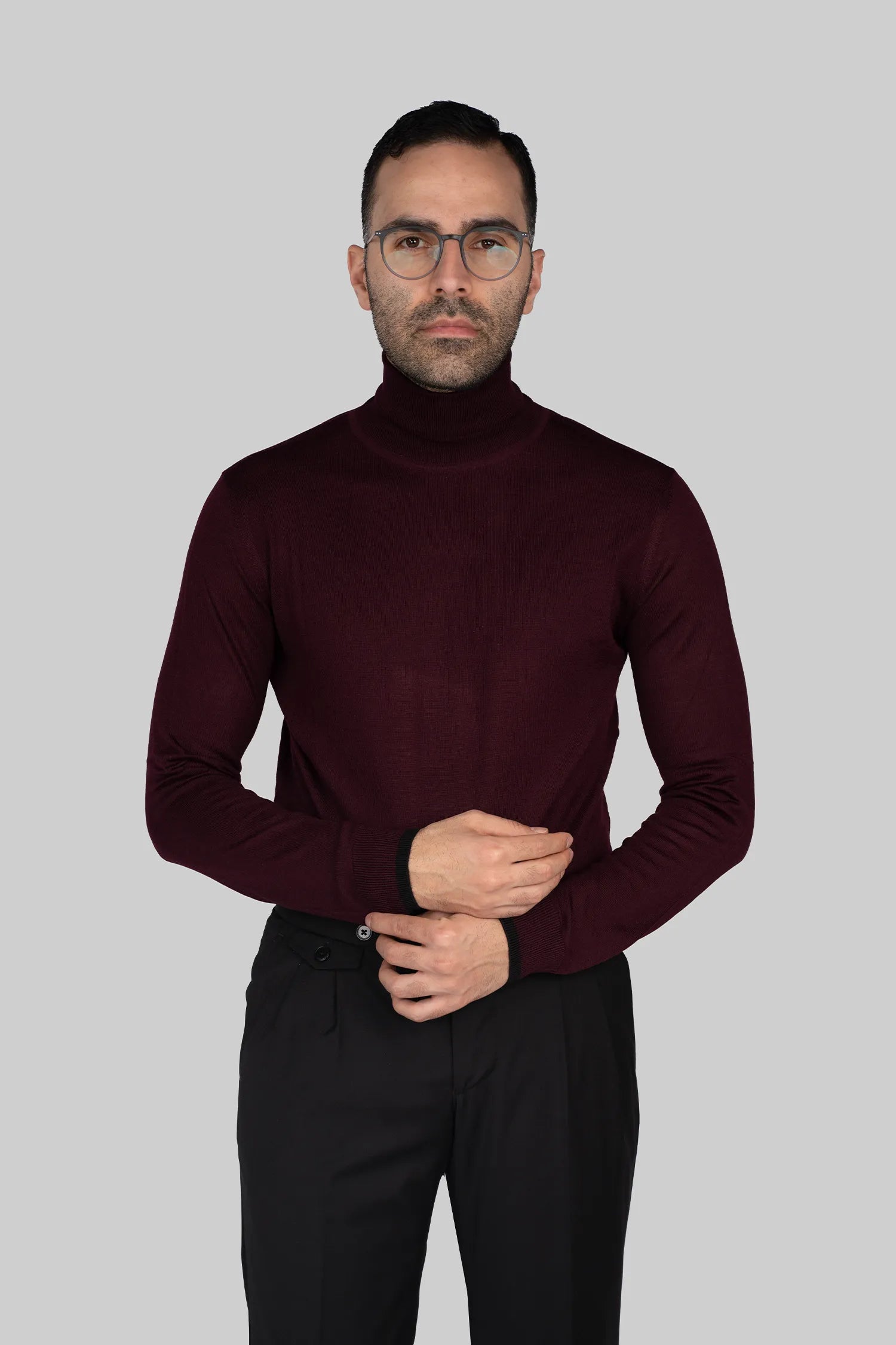 Bordeaux-colored roll-neck sweater made of a wool blend