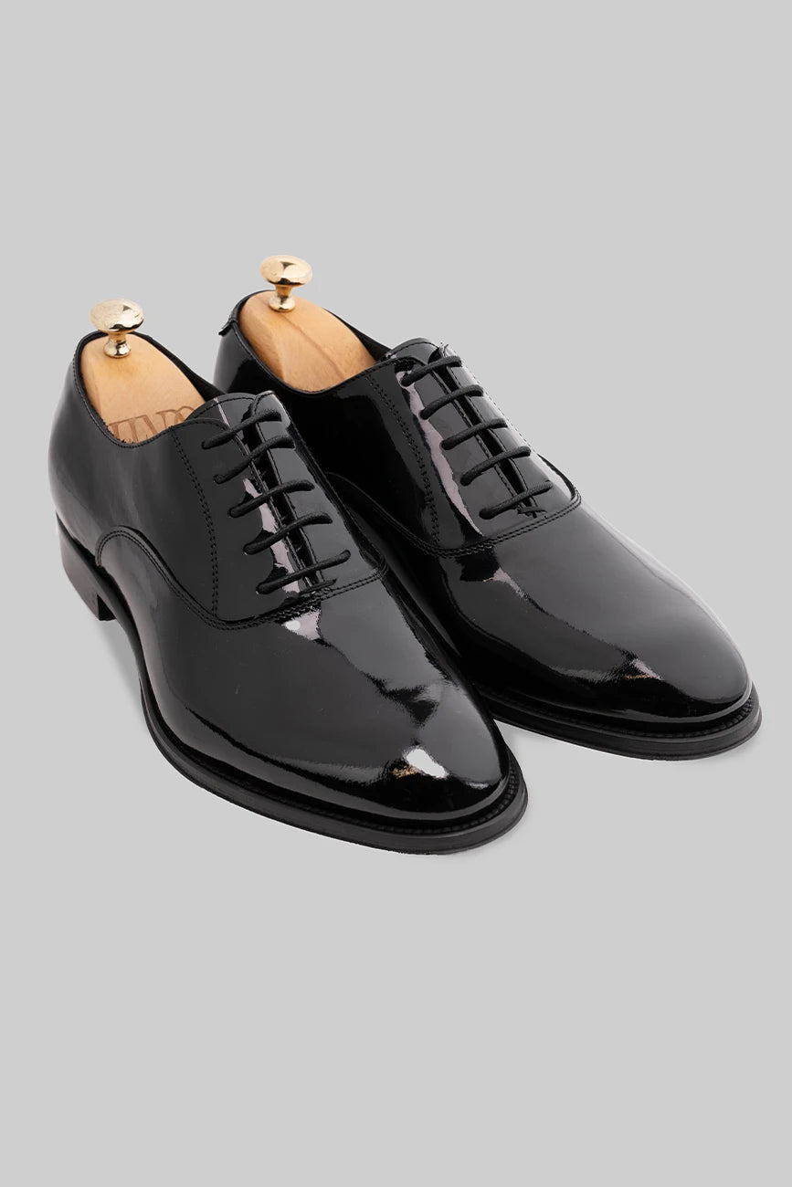 Schwarzer Oxford-Schuh aus Lackleder