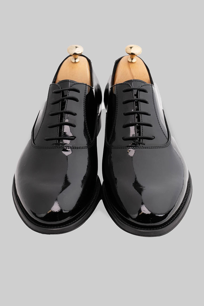 Schwarzer Oxford-Schuh aus Lackleder