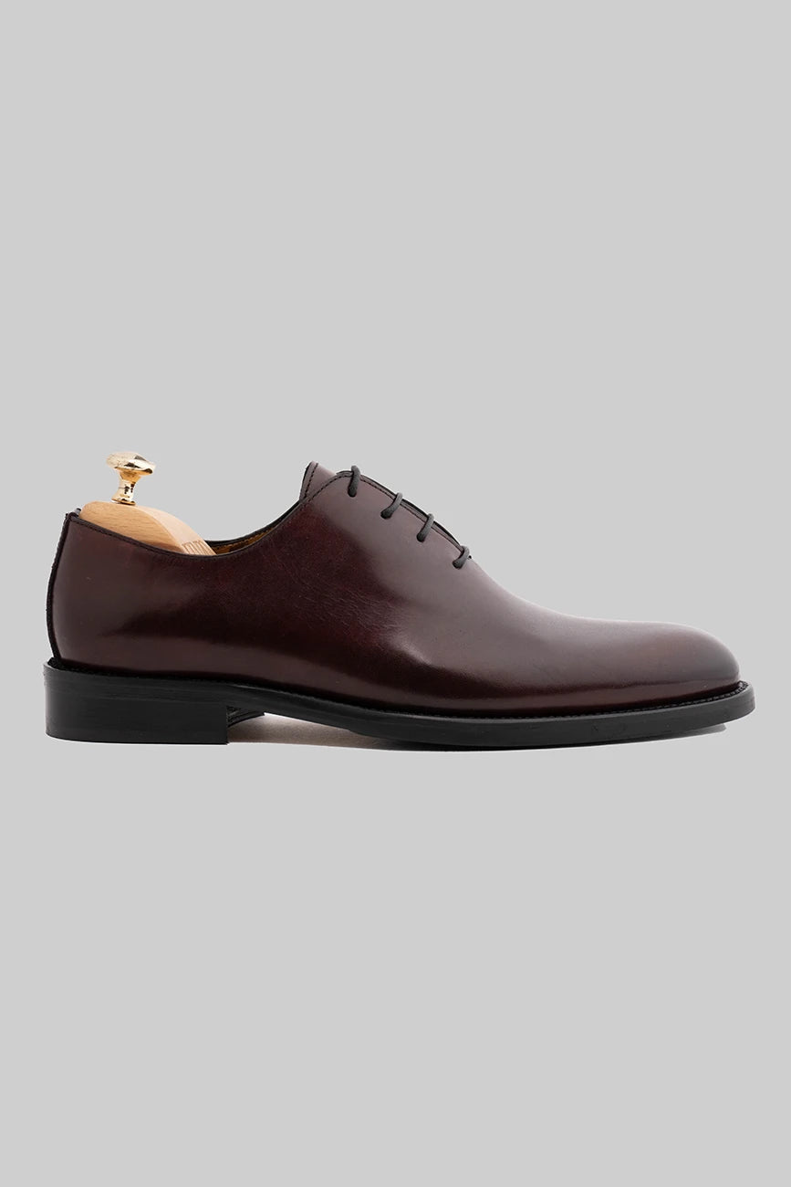 Bordeaux-colored Oxford cap-toe shoe made of calfskin