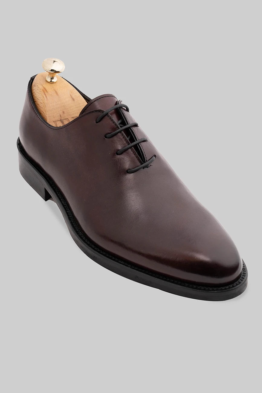 Bordeaux-colored Oxford cap-toe shoe made of calfskin