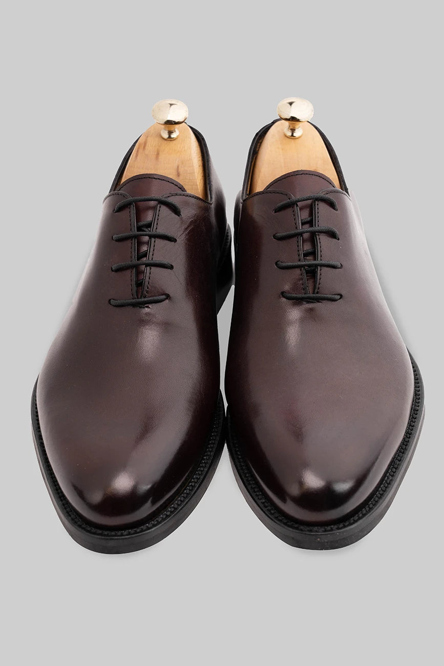 Bordeaux-colored Oxford cap-toe shoe made of calfskin