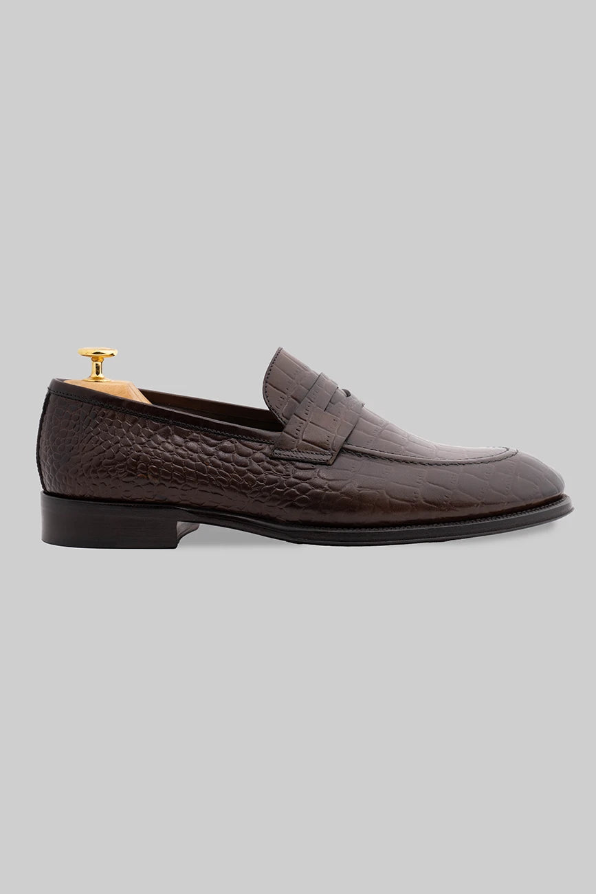 Brauner Penny Loafer aus Kalbsleder mit Kroko-Prägung