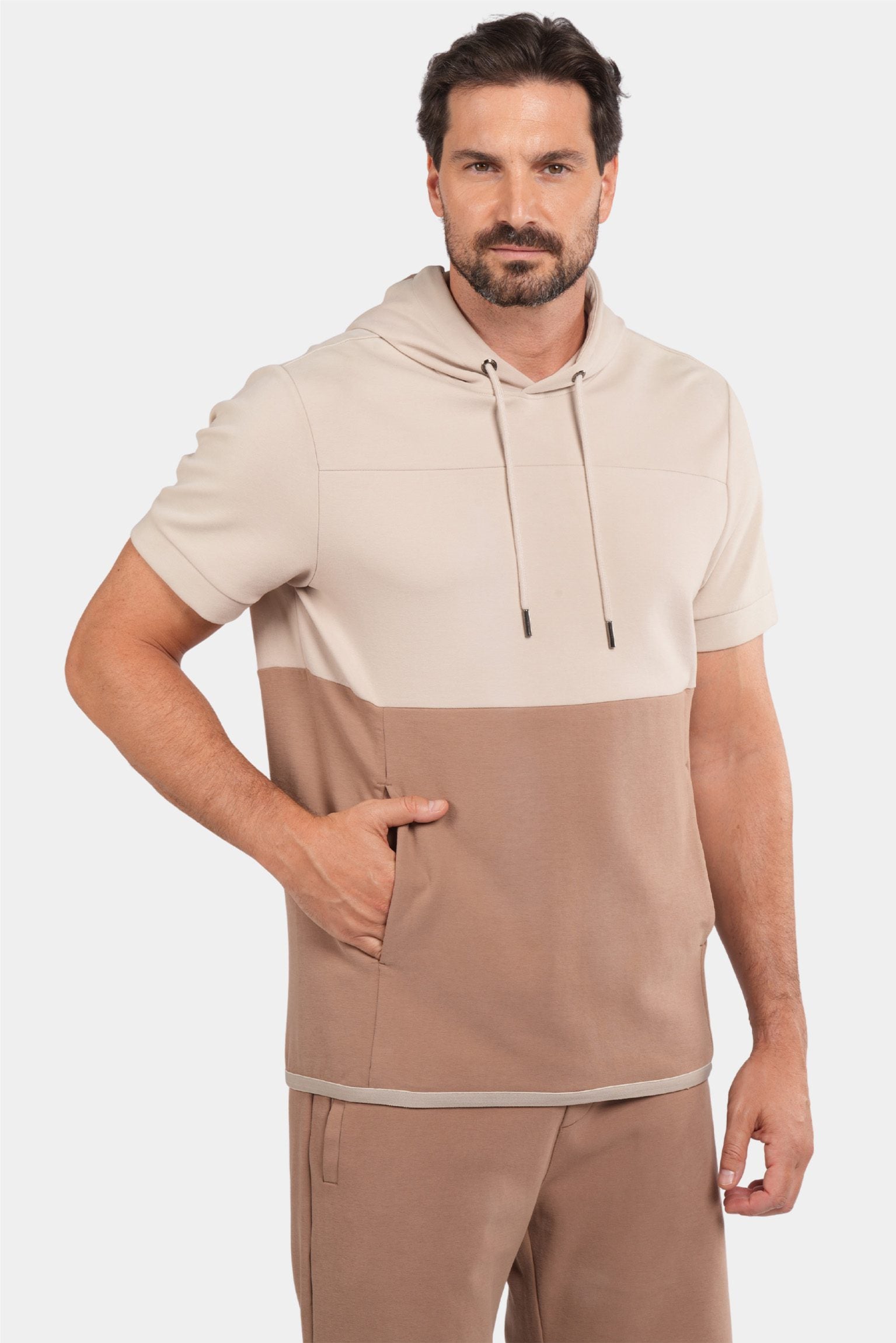 Zweifarbiger Trainingsanzug mit Kurzarm-Hoodie in Beige