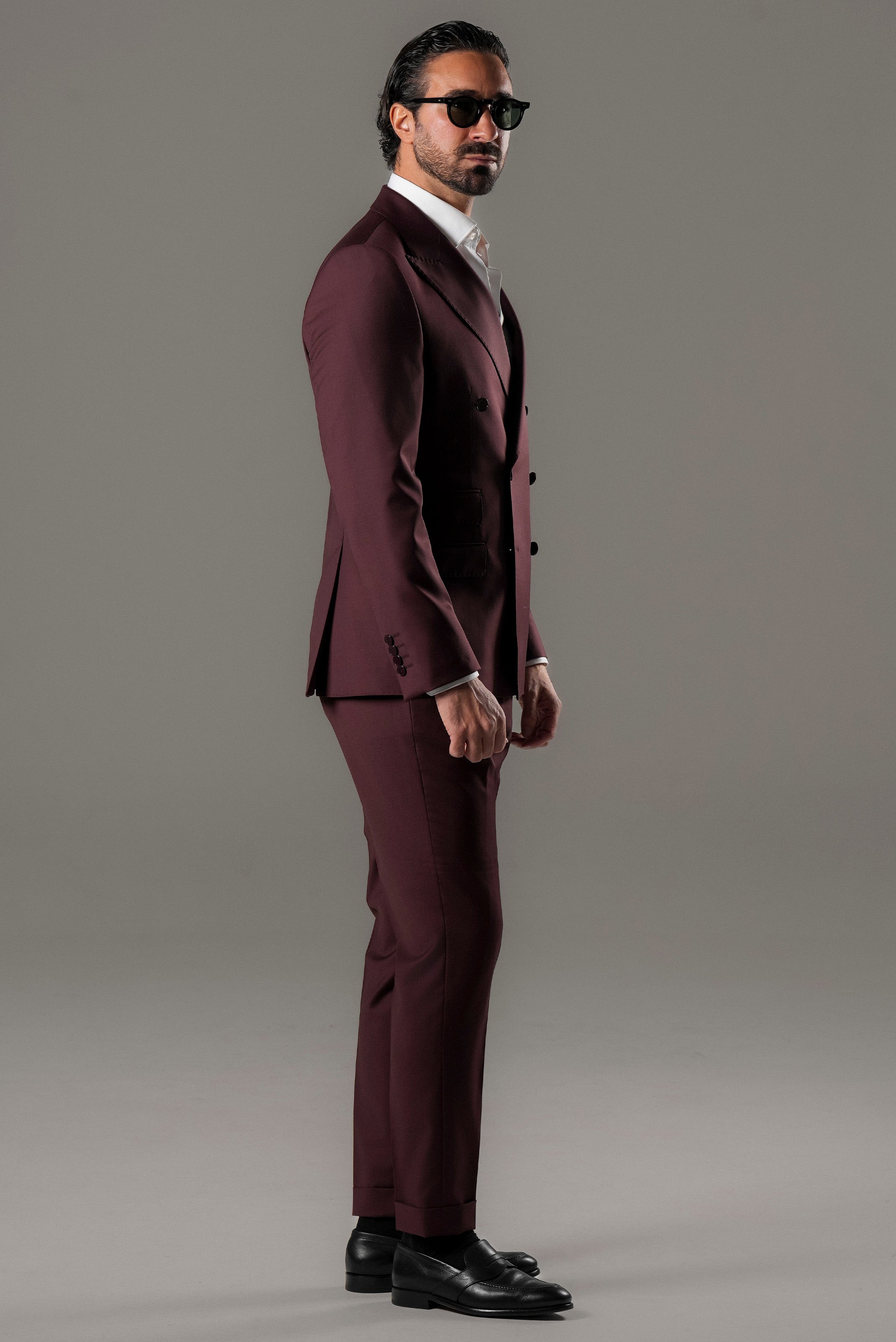 Bordeaux-colored slim-fit double-breasted suit in a wool blend