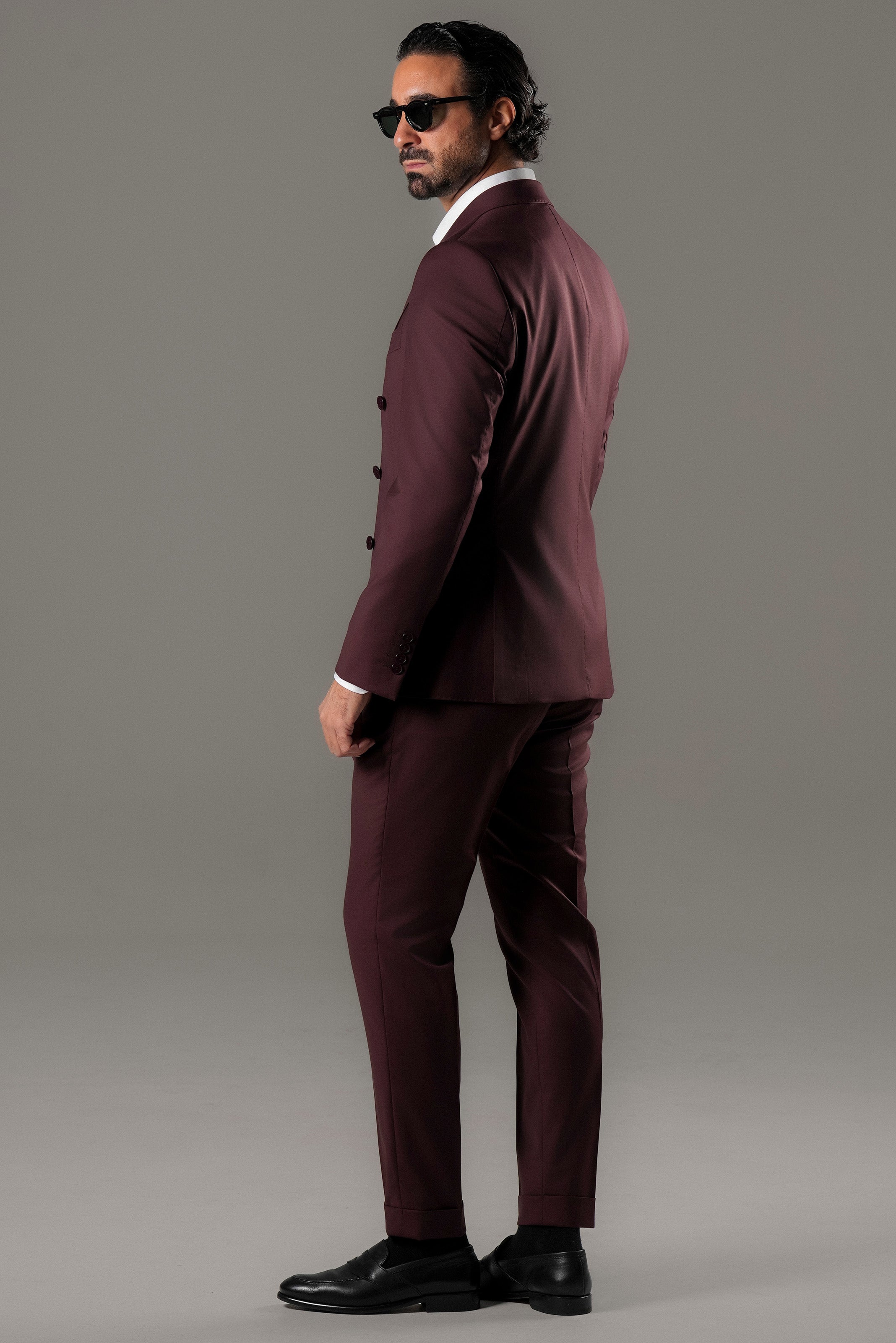 Bordeaux-colored slim-fit double-breasted suit in a wool blend