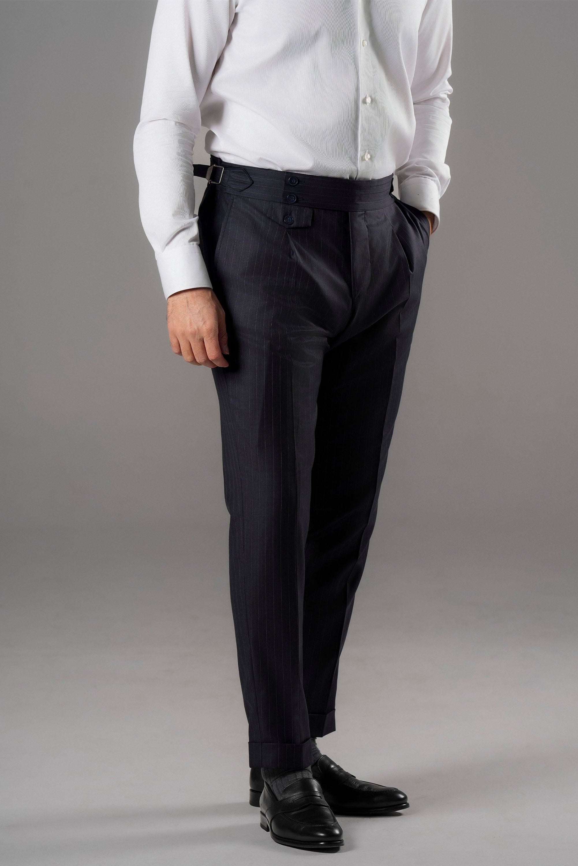 Marineblauer Nadelstreifen-Slim-Fit-Zweireiher aus Wolle