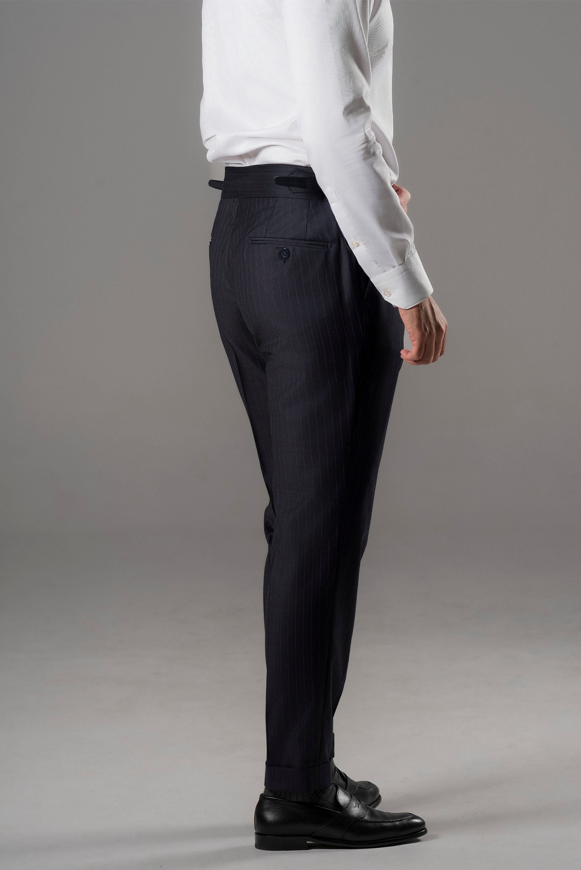 Marineblauer Nadelstreifen-Slim-Fit-Zweireiher aus Wolle