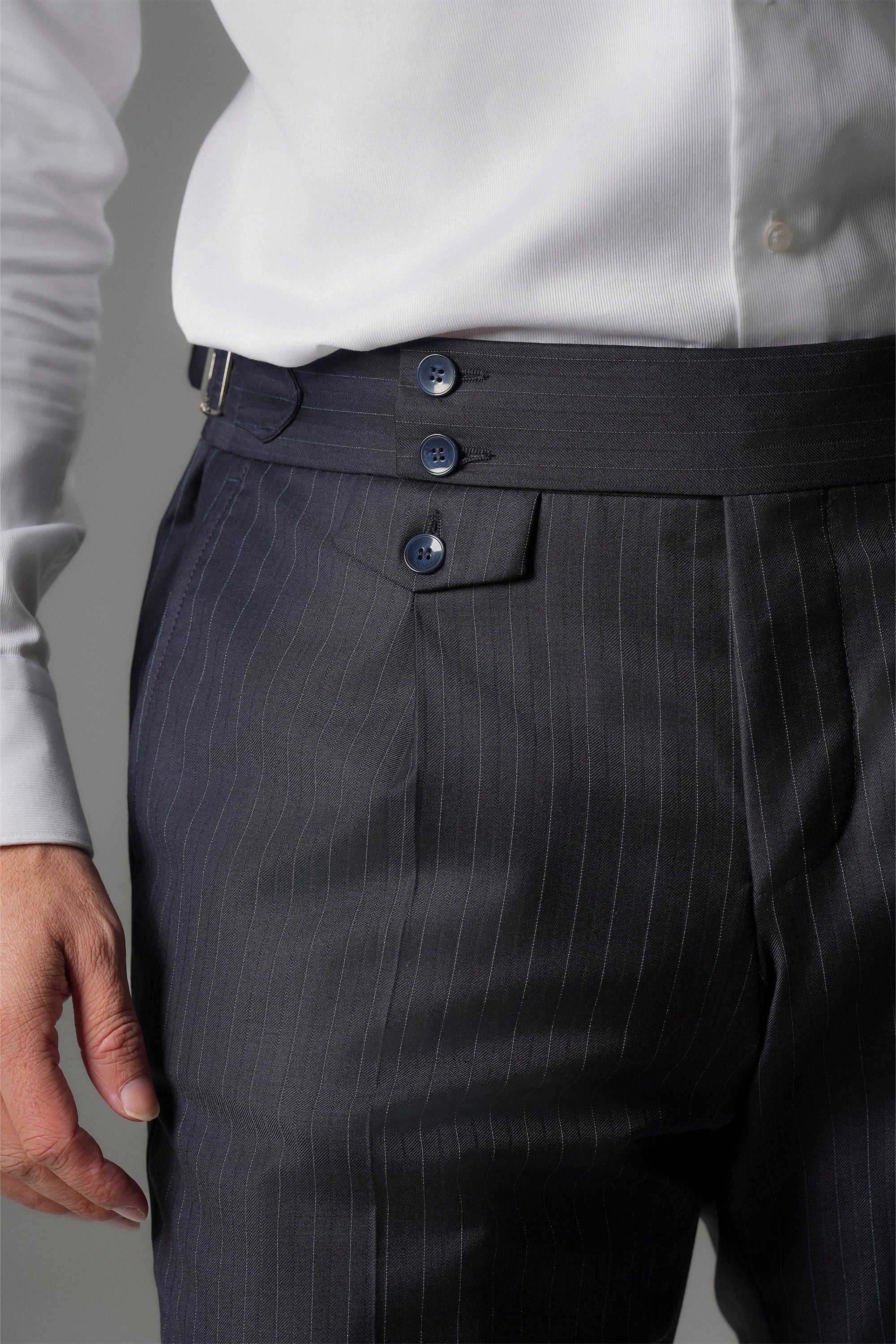 Marineblauer Nadelstreifen-Slim-Fit-Zweireiher aus Wolle