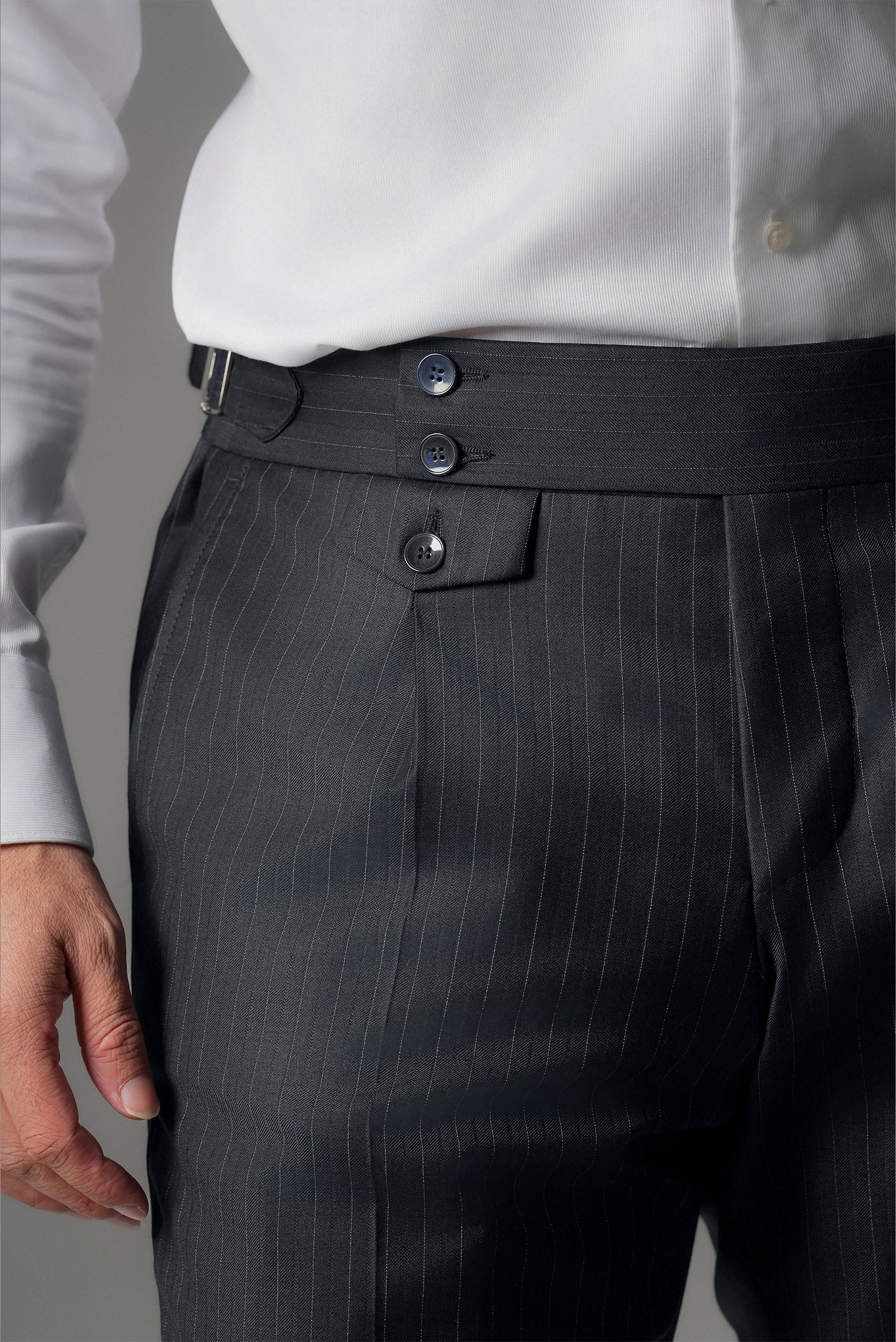 Dunkelblauer Nadelstreifen-Slim-Fit-Zweireiher aus wolle