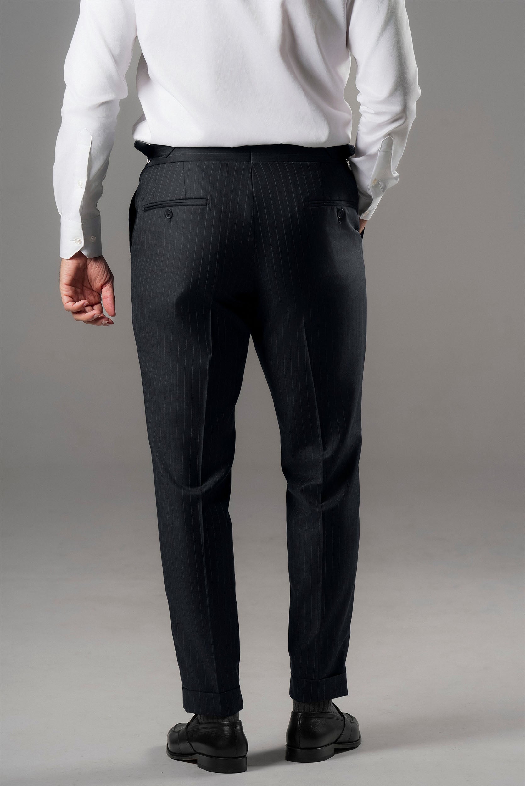 Dunkelblauer Nadelstreifen-Slim-Fit-Zweireiher aus wolle