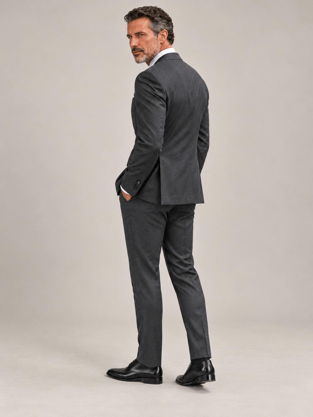 Dunkelgrauer Slim-Fit-Einreiher aus Reda-Wolle – Rückansicht am Modell
