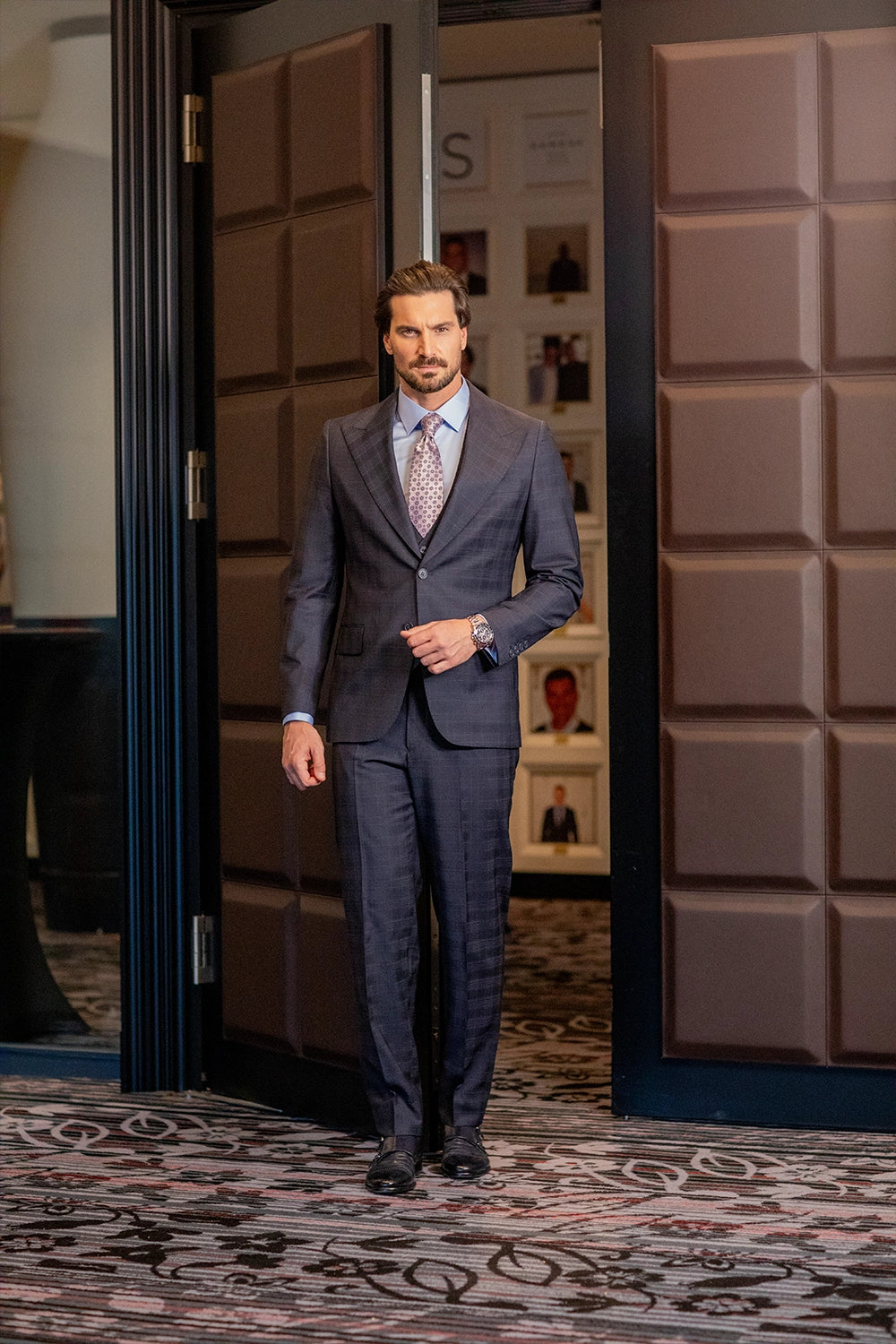 Dunkelblau karierter einreihiger Modern-Fit-Anzug