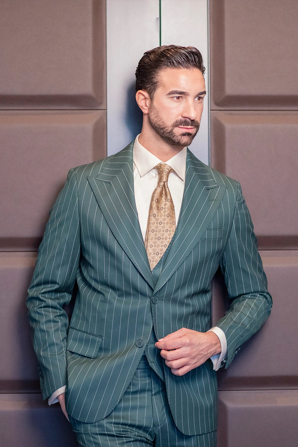 Grün gestreifter Einreiher Modern Fit Anzug