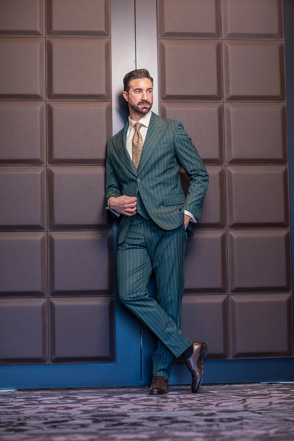 Grün gestreifter Einreiher Modern Fit Anzug
