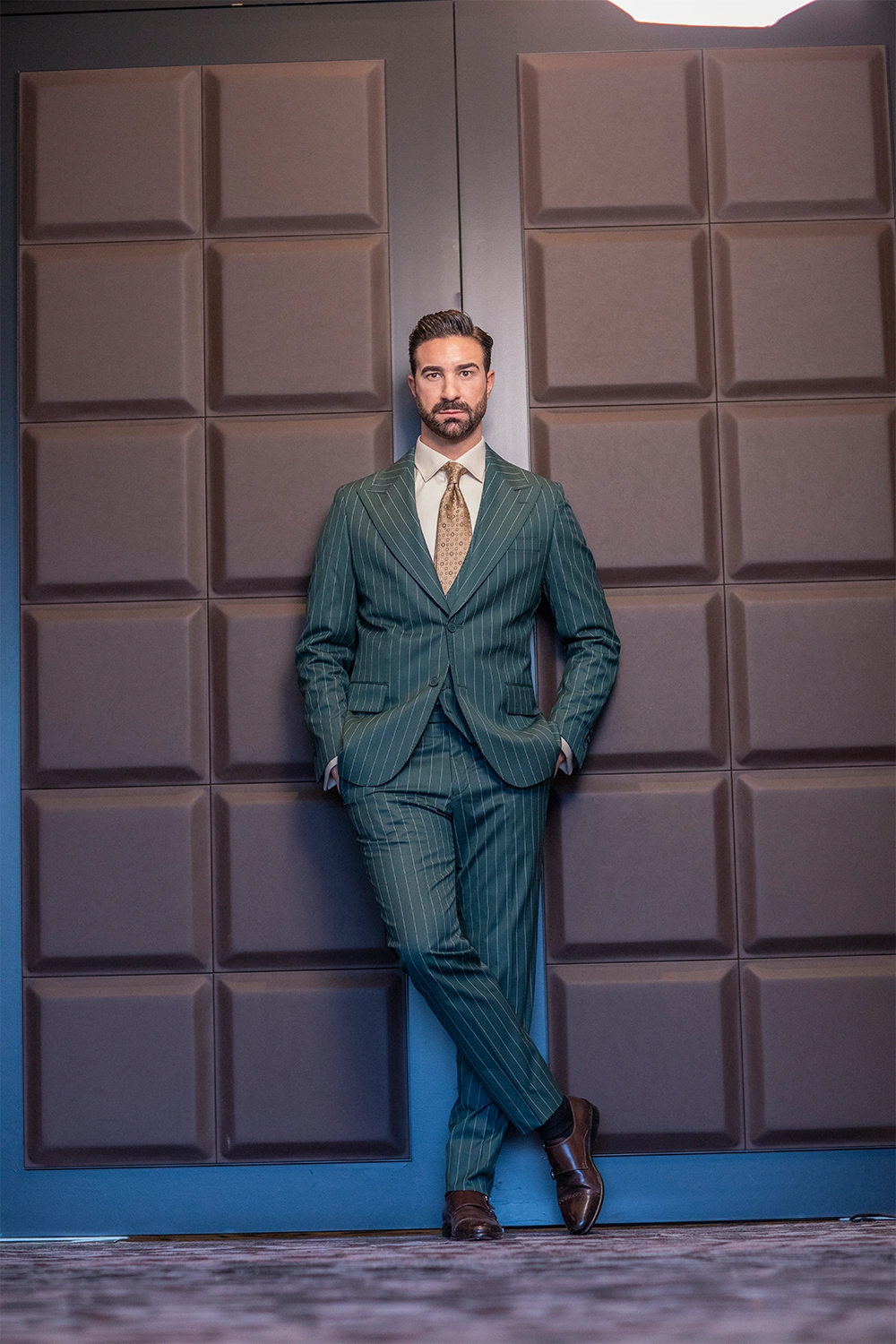 Grün gestreifter Einreiher Modern Fit Anzug