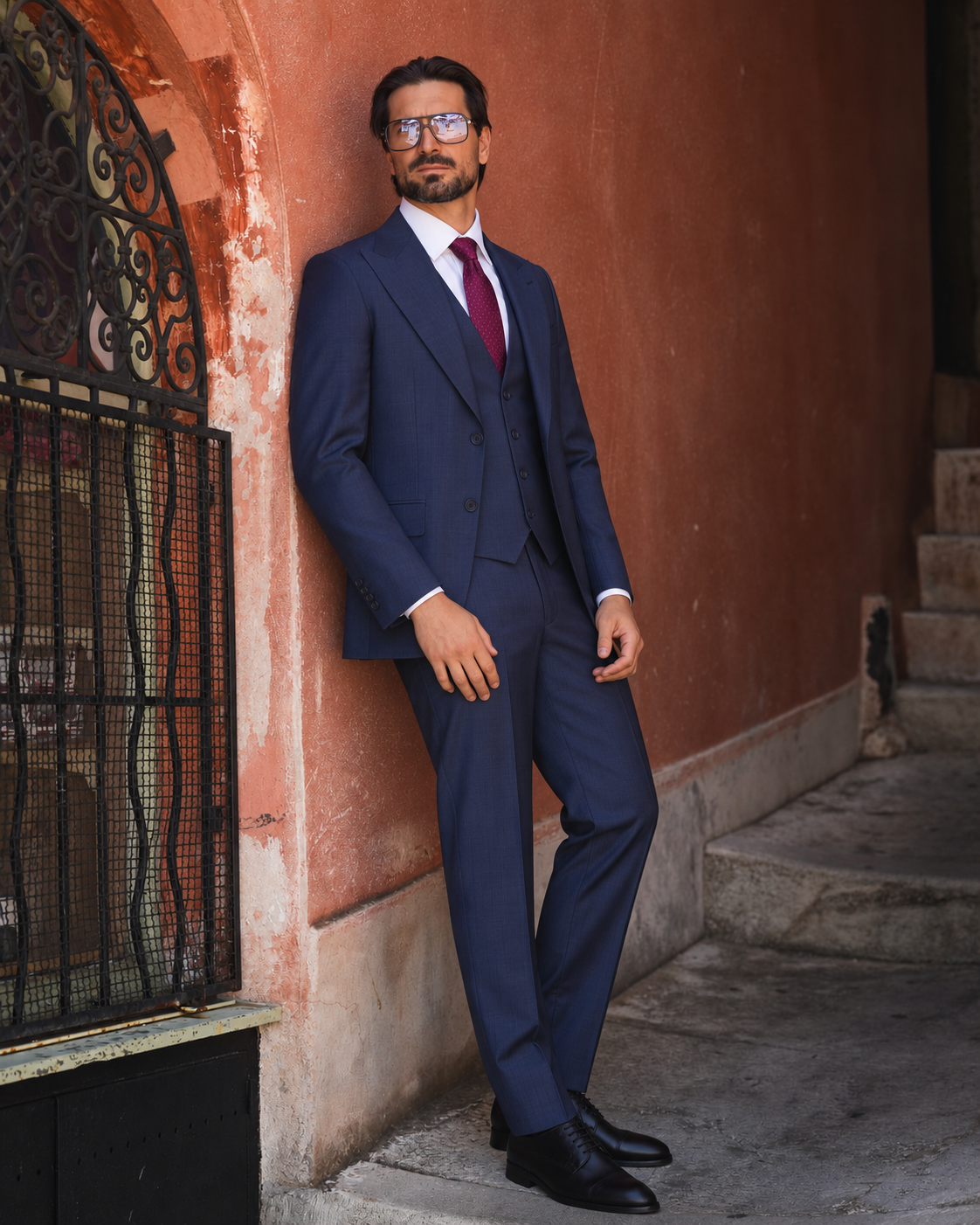 Marineblauer karierter Slim-Fit-Dreiteiler aus Wolle – Ganzkörperansicht am Modell
