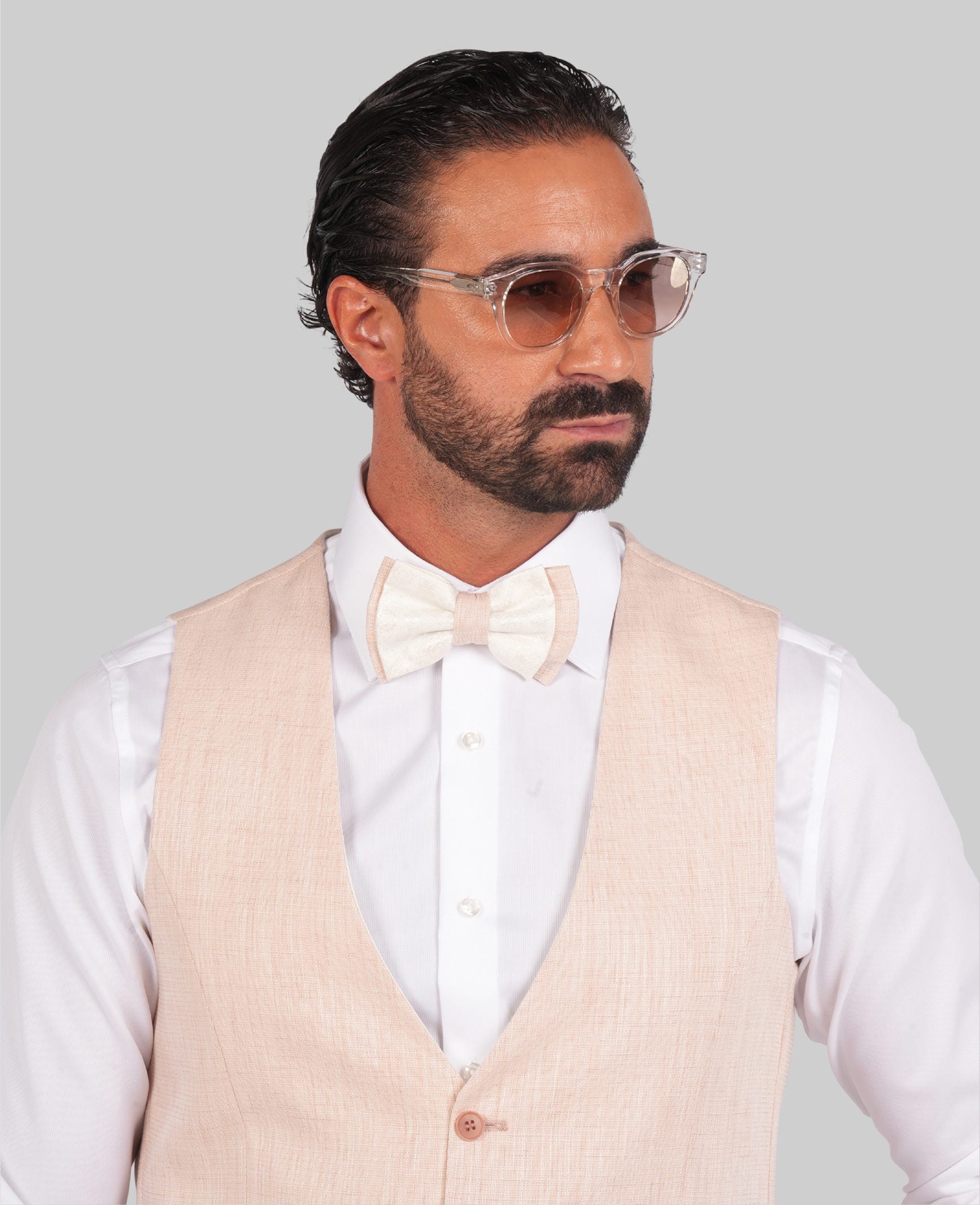 Hellpfirsichfarbener Einreiher-Dreiteiler aus Mikrofaser mit Tailored Fit