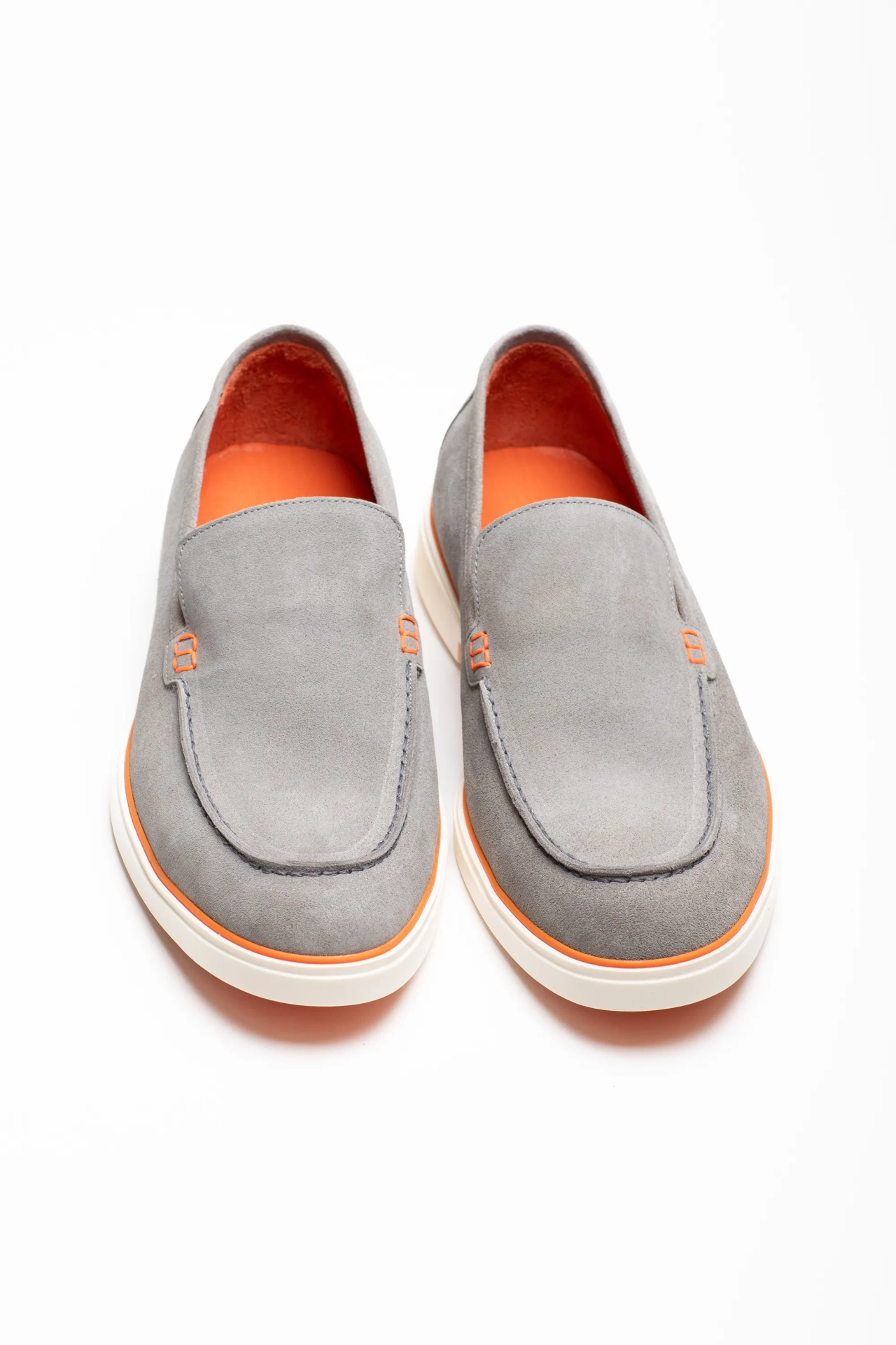 Grauer Loafer-Schuh aus weichem Wildleder