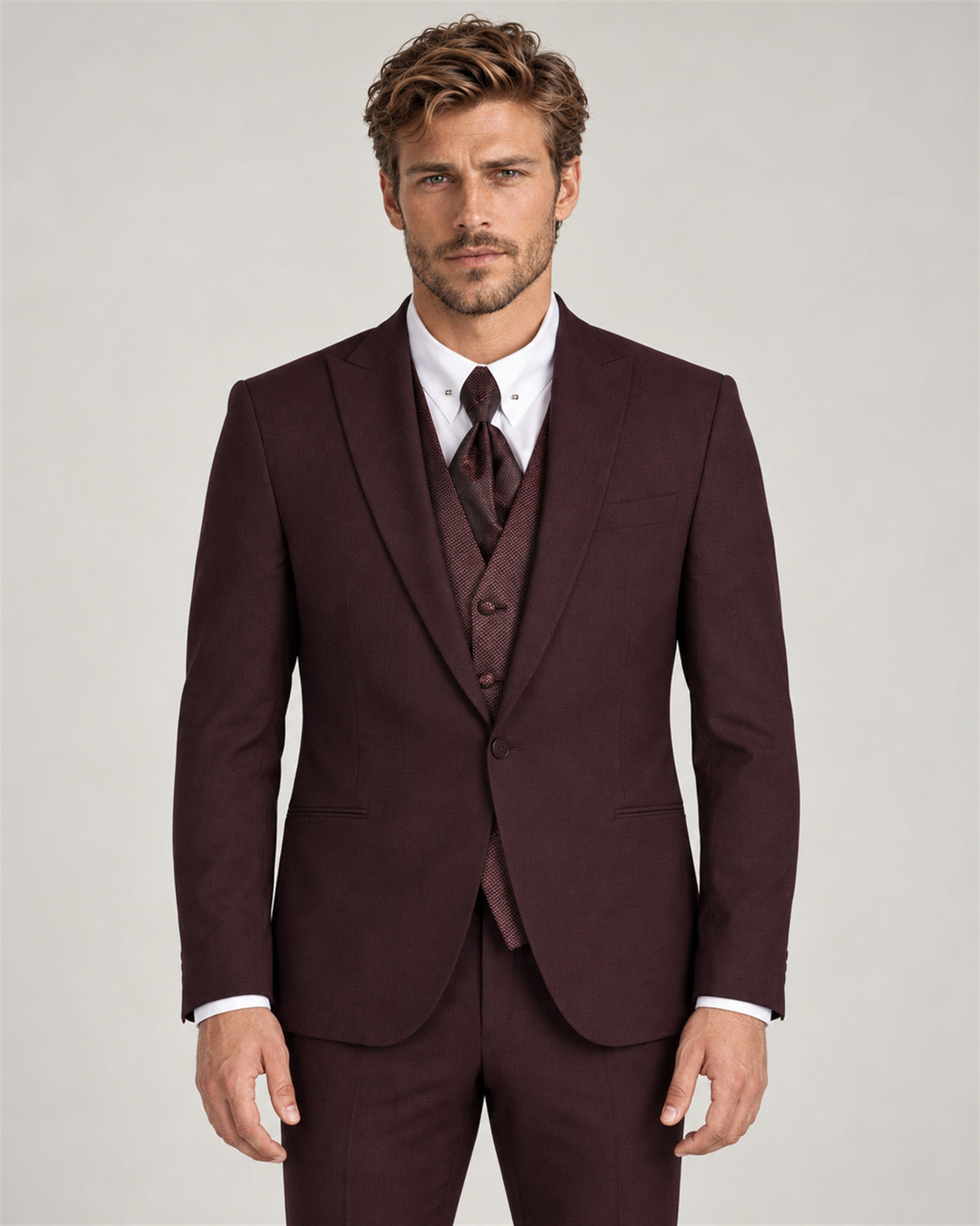 Bordeauxfarbener Tailored-Fit-Dreiteiler aus Mikrofaser-Mix – am Modell
