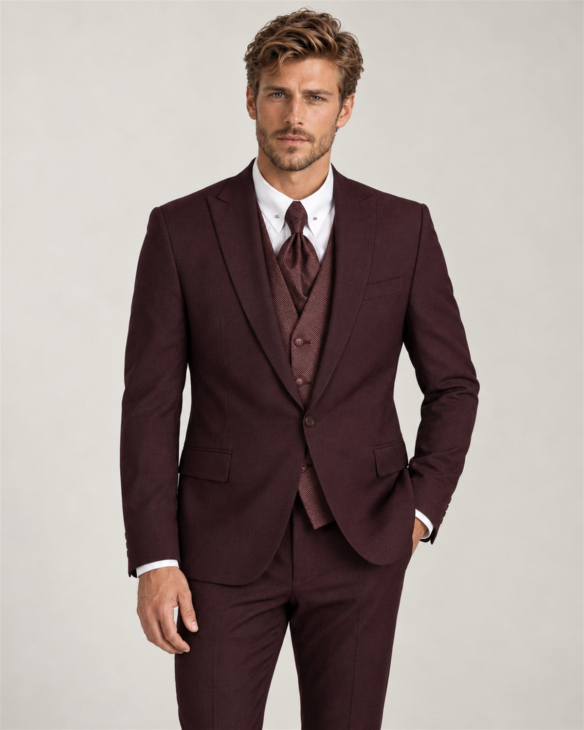 Bordeauxfarbener Tailored-Fit-Dreiteiler aus Mikrofaser-Mix – am Modell