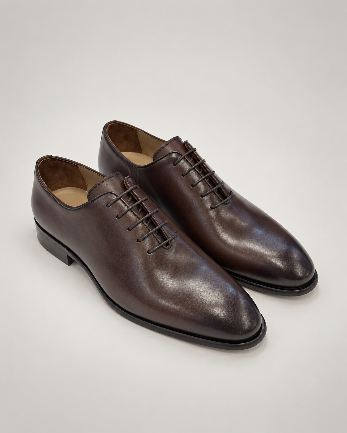 Braune Oxford-Schuhe aus Kalbsleder – Schuhpaar in Schrägansicht