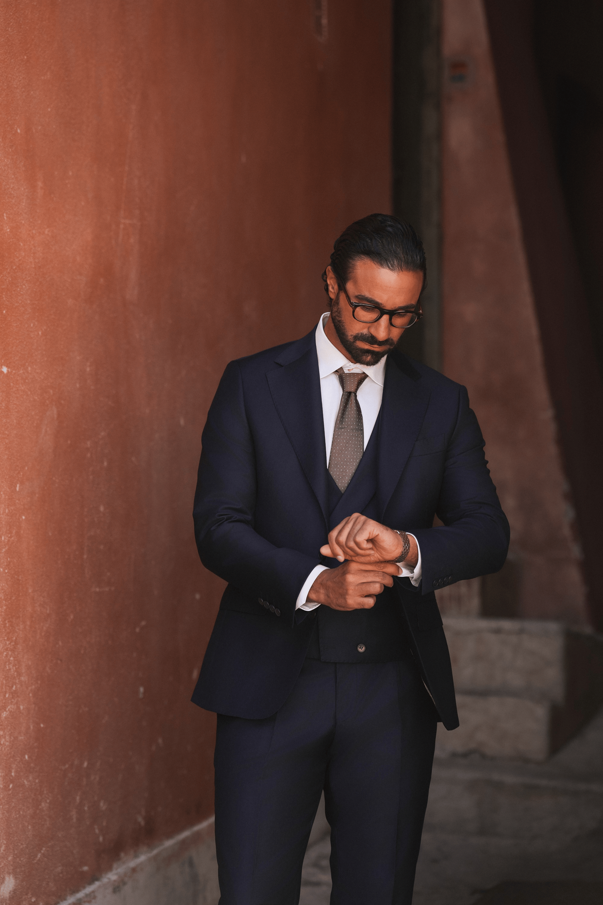 Dark blue slim-fit Super 130's wool suit with single-breasted jacket