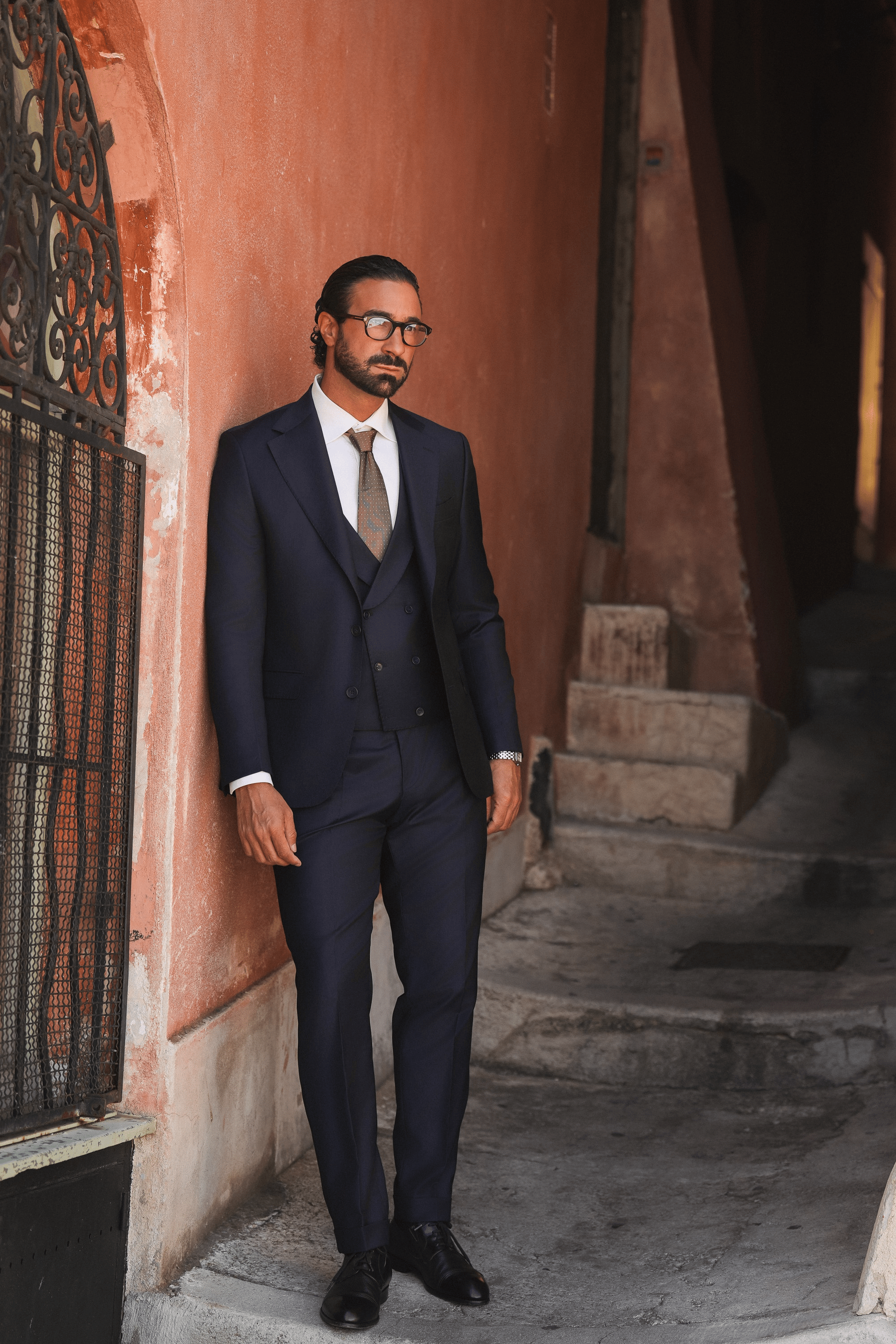 Dark blue slim-fit Super 130's wool suit with single-breasted jacket
