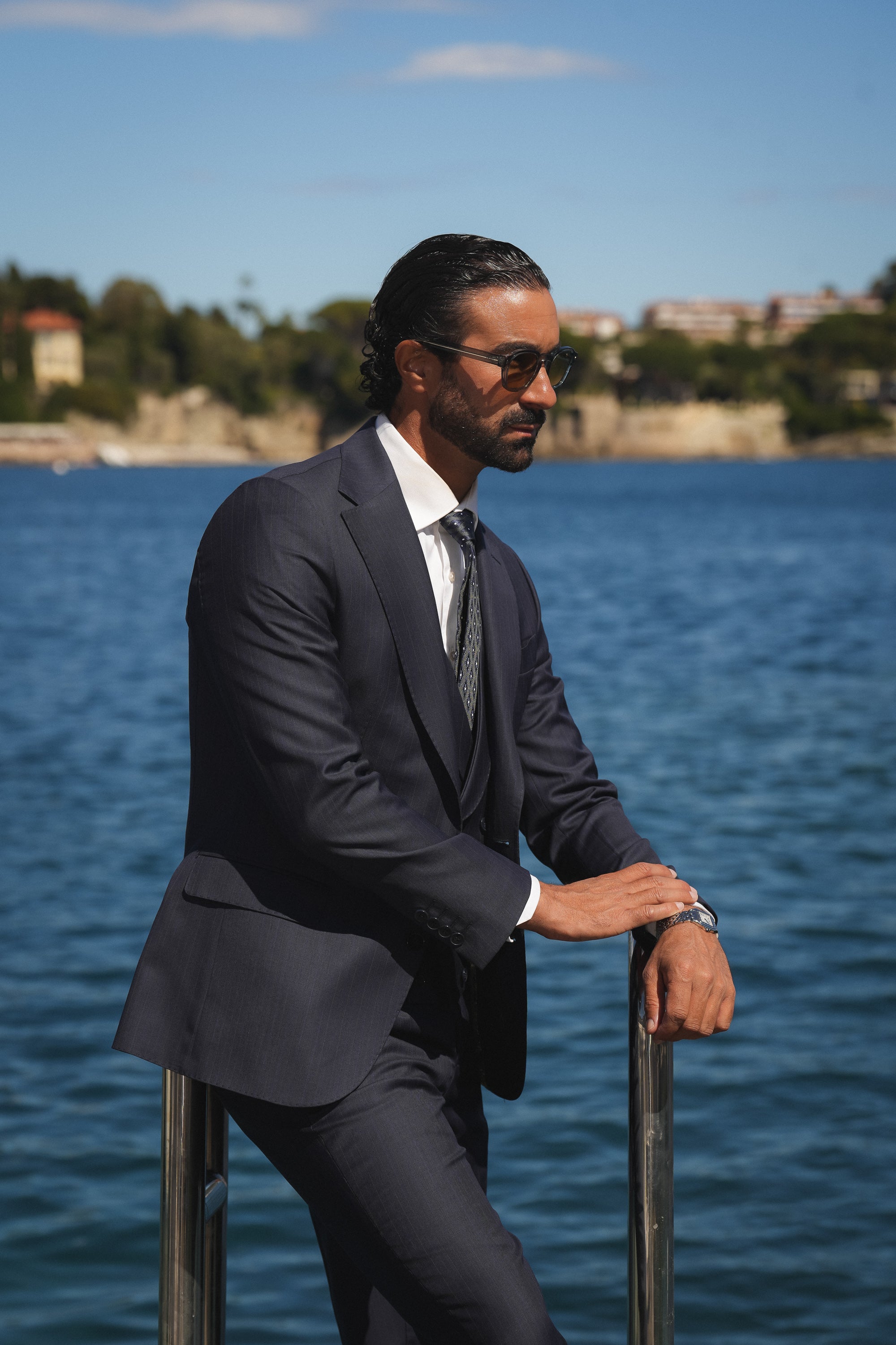 Dunkelblauer Slim-Fit Super 130’s Wollanzug mit Nadelstreifen und Einreiher