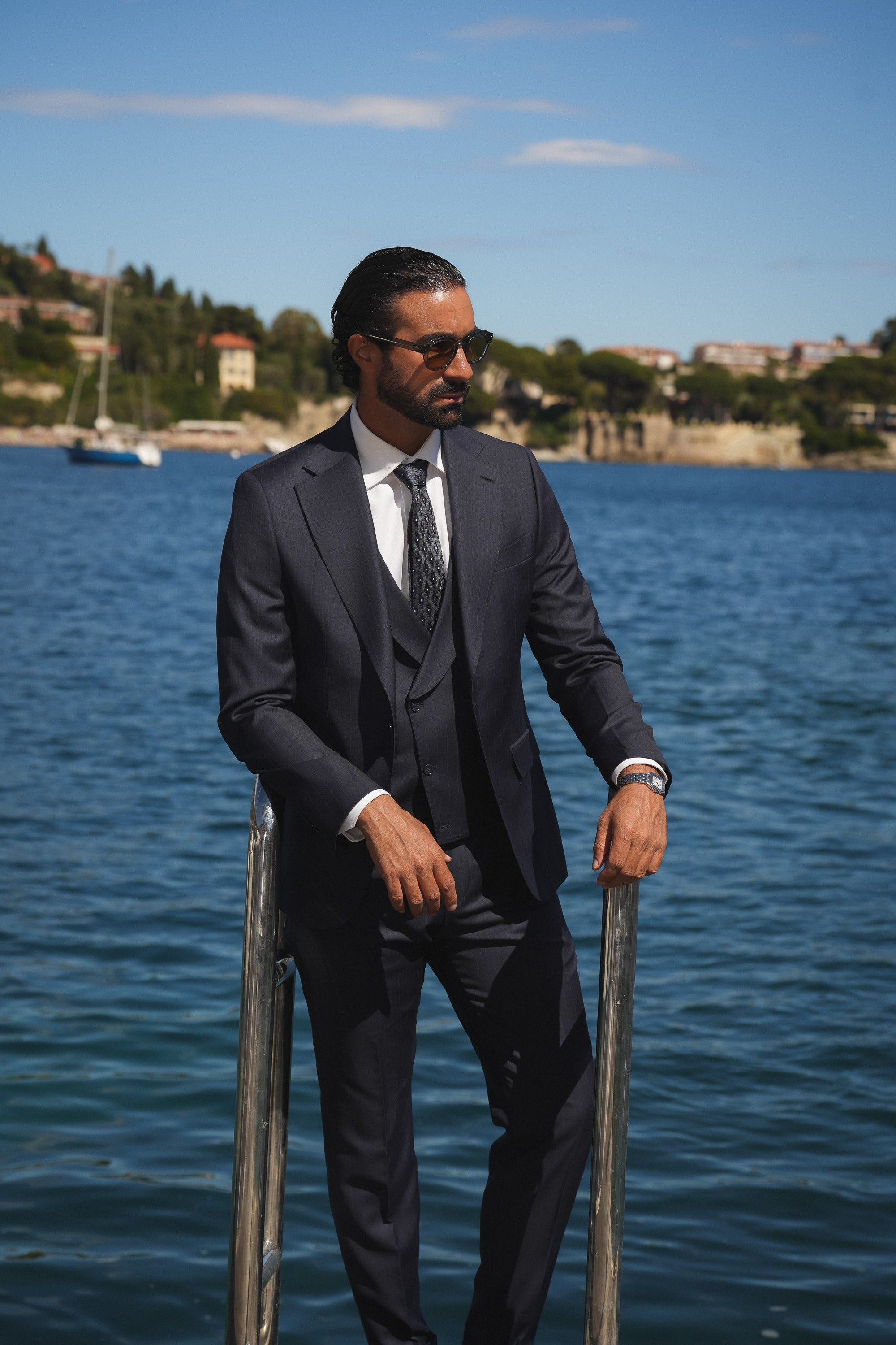 Dunkelblauer Slim-Fit Super 130’s Wollanzug mit Nadelstreifen und Einreiher