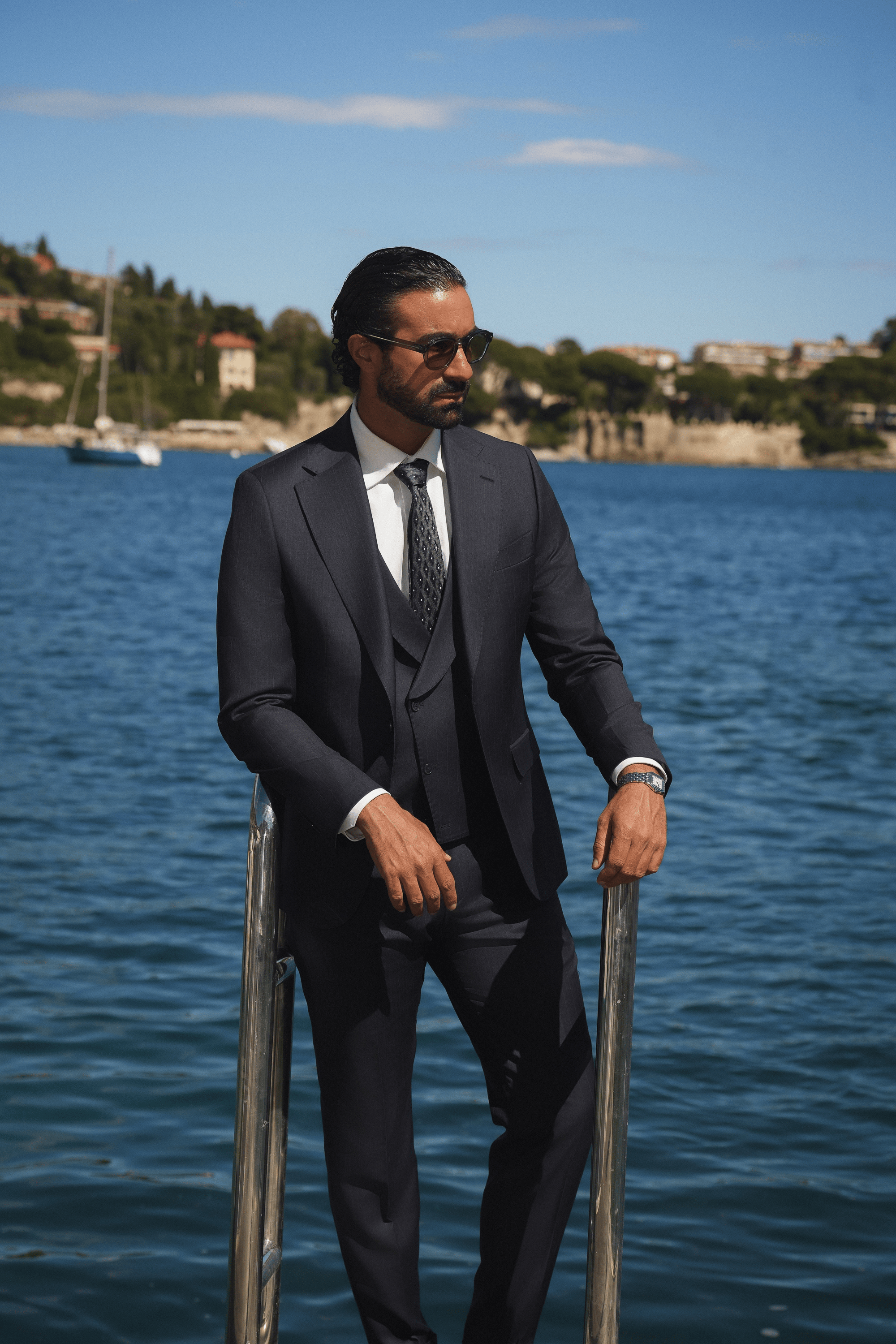 Dunkelblauer Slim-Fit Super 130’s Wollanzug mit Nadelstreifen und Einreiher