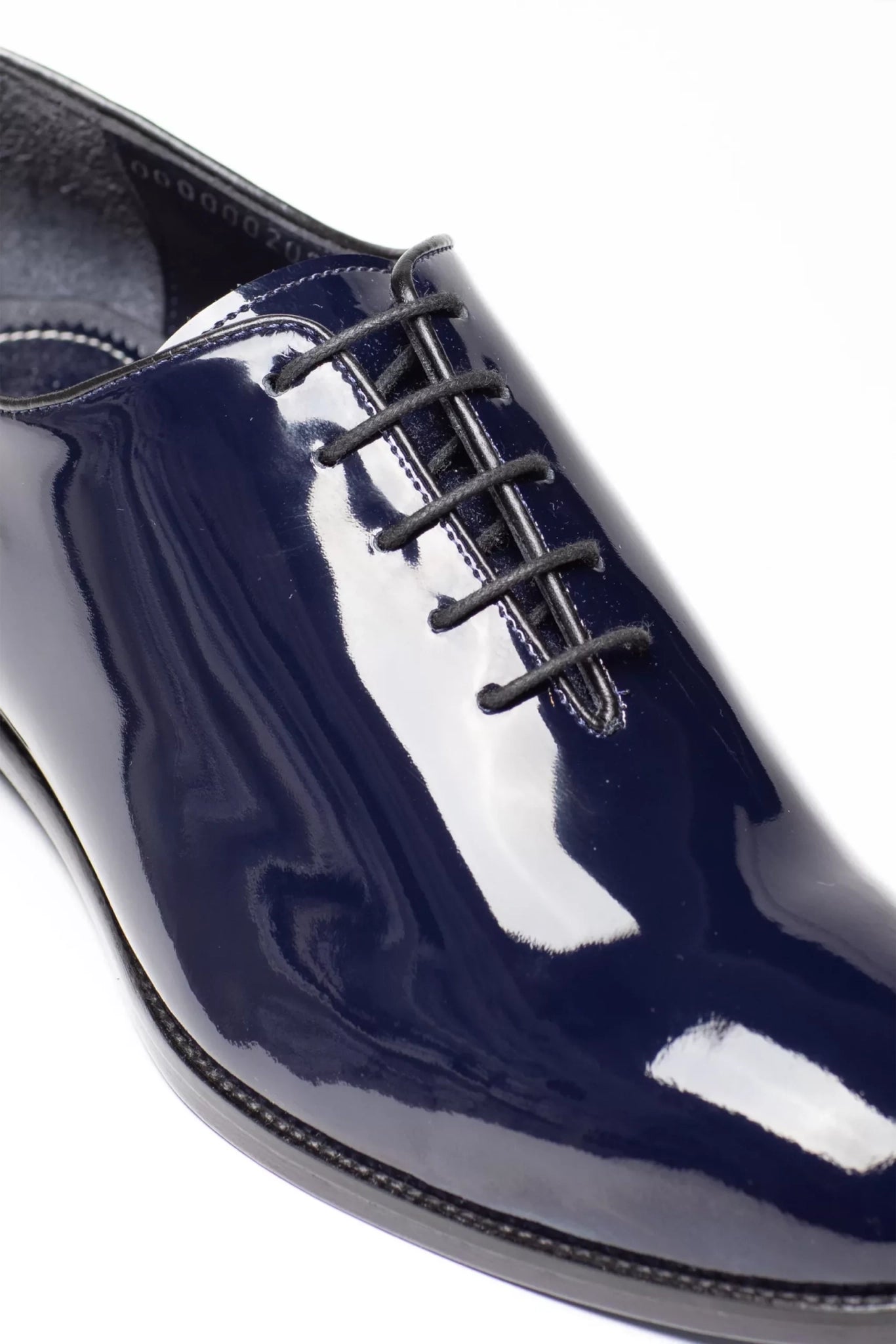 Dunkelblauer Oxford-Schuh aus Lackleder im Ganzschnitt