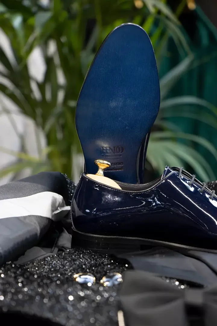 Dunkelblauer Oxford-Schuh aus Lackleder im Ganzschnitt