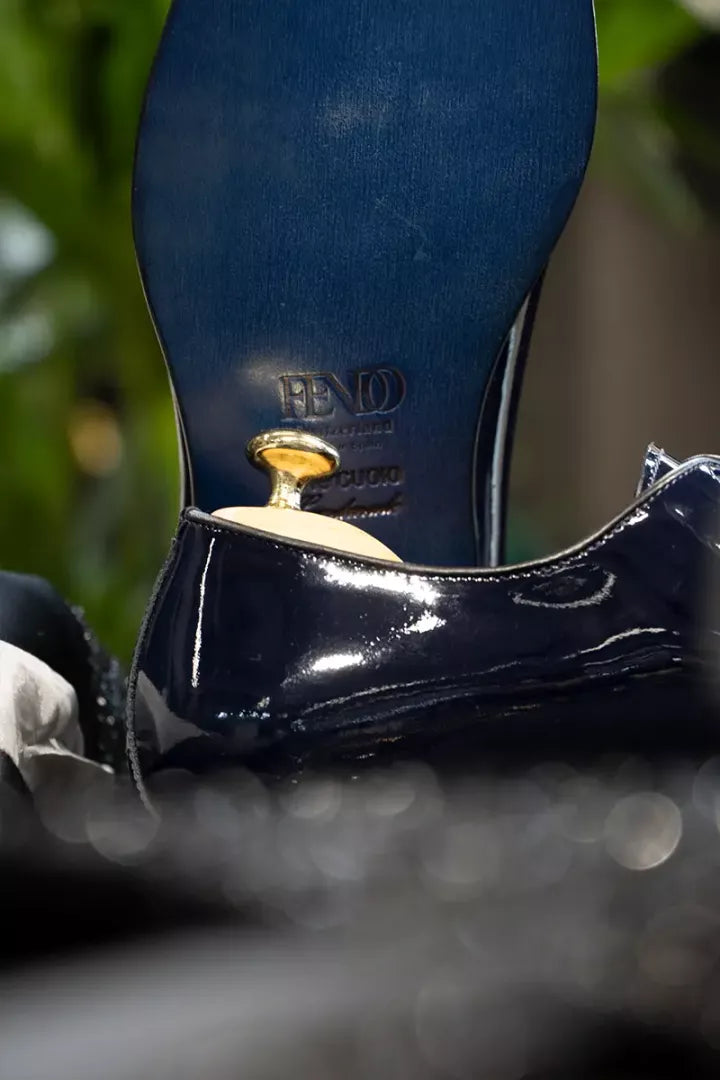 Dunkelblauer Oxford-Schuh aus Lackleder im Ganzschnitt