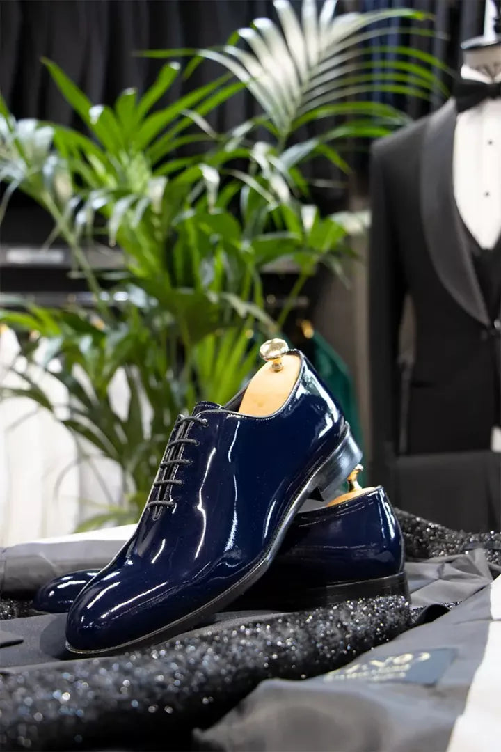 Dunkelblauer Oxford-Schuh aus Lackleder im Ganzschnitt