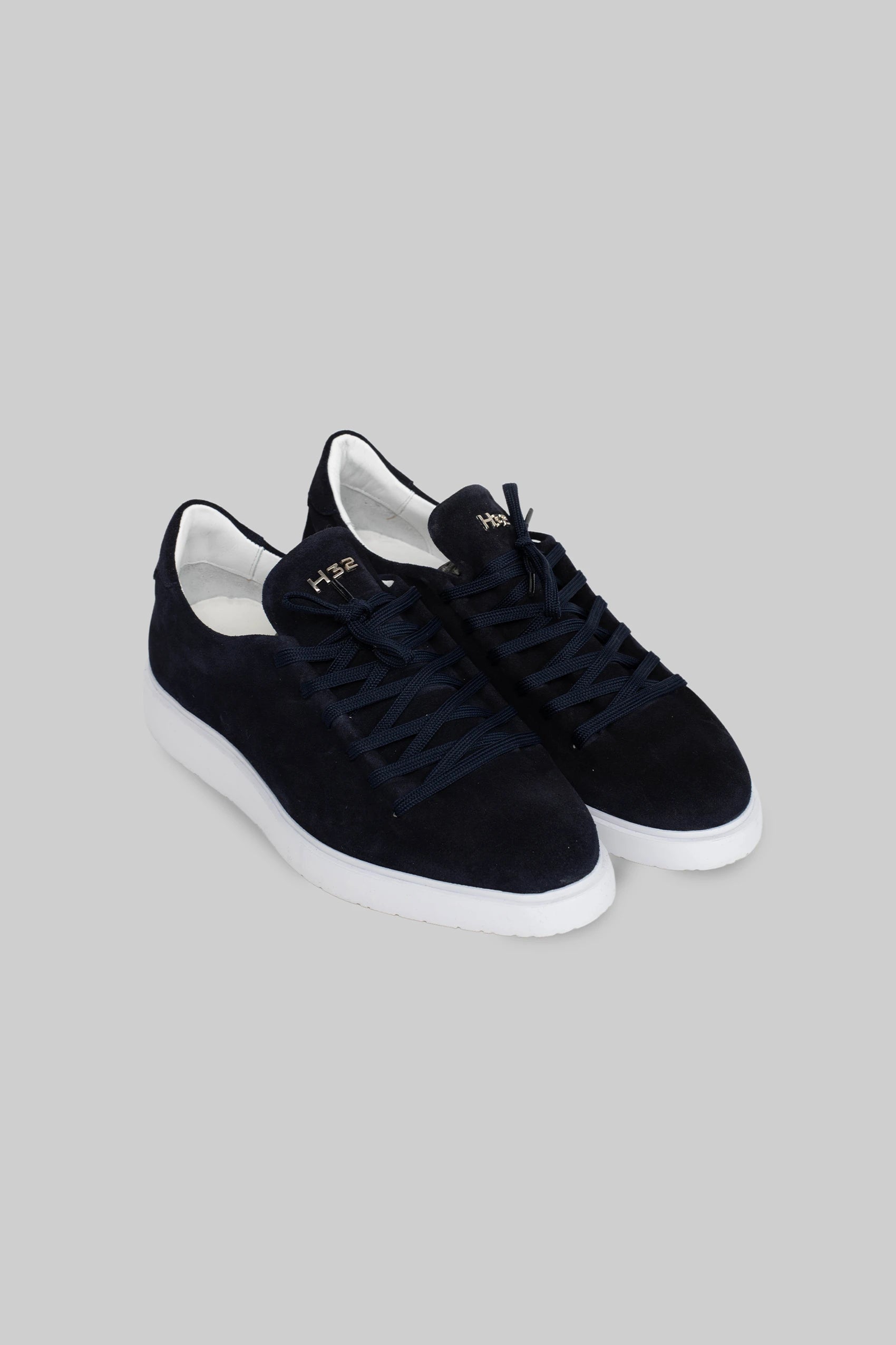 Dunkelblauer Sneaker aus Wildleder