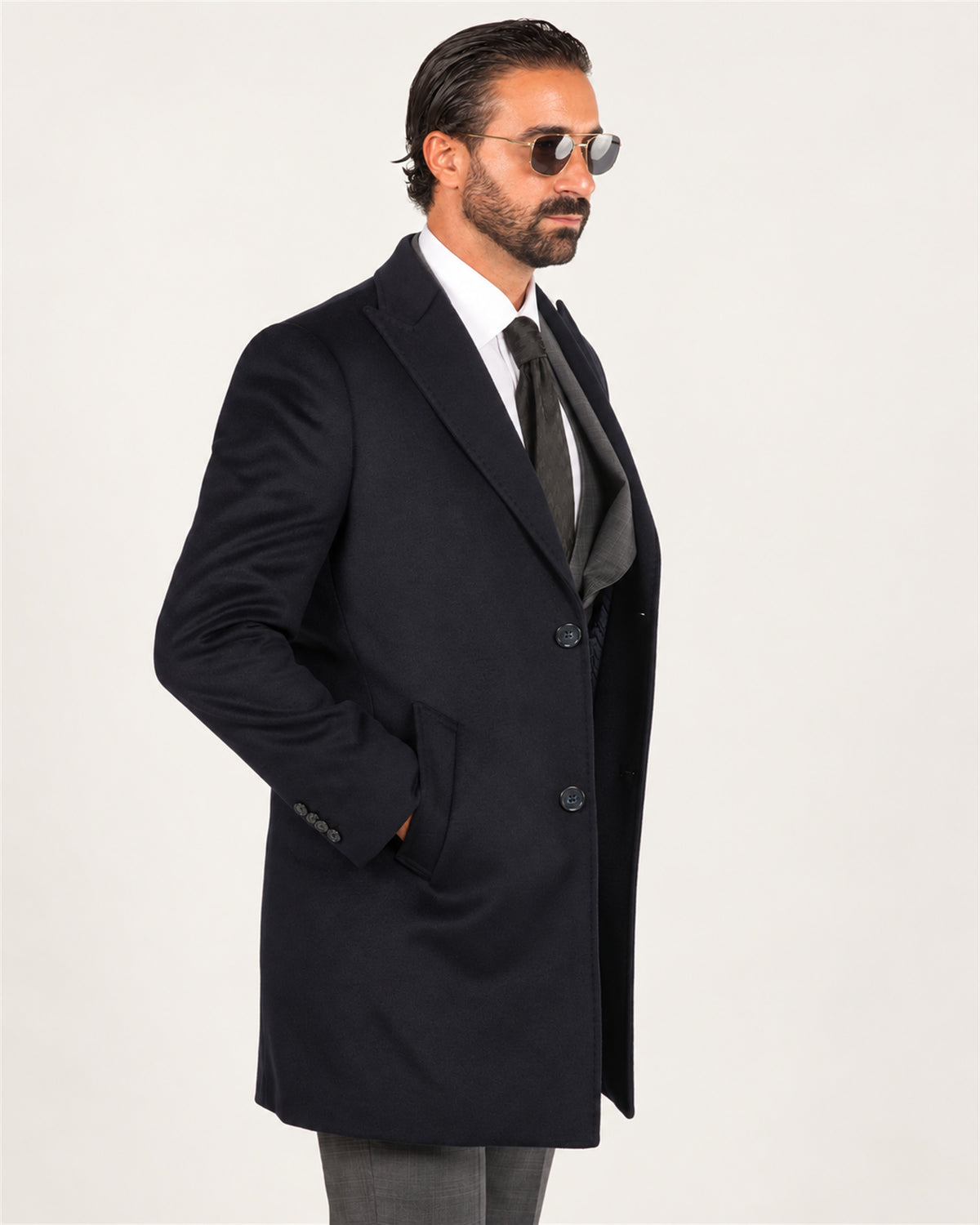 Dunkelblauer italienischer Wollmantel mit Tailored Fit