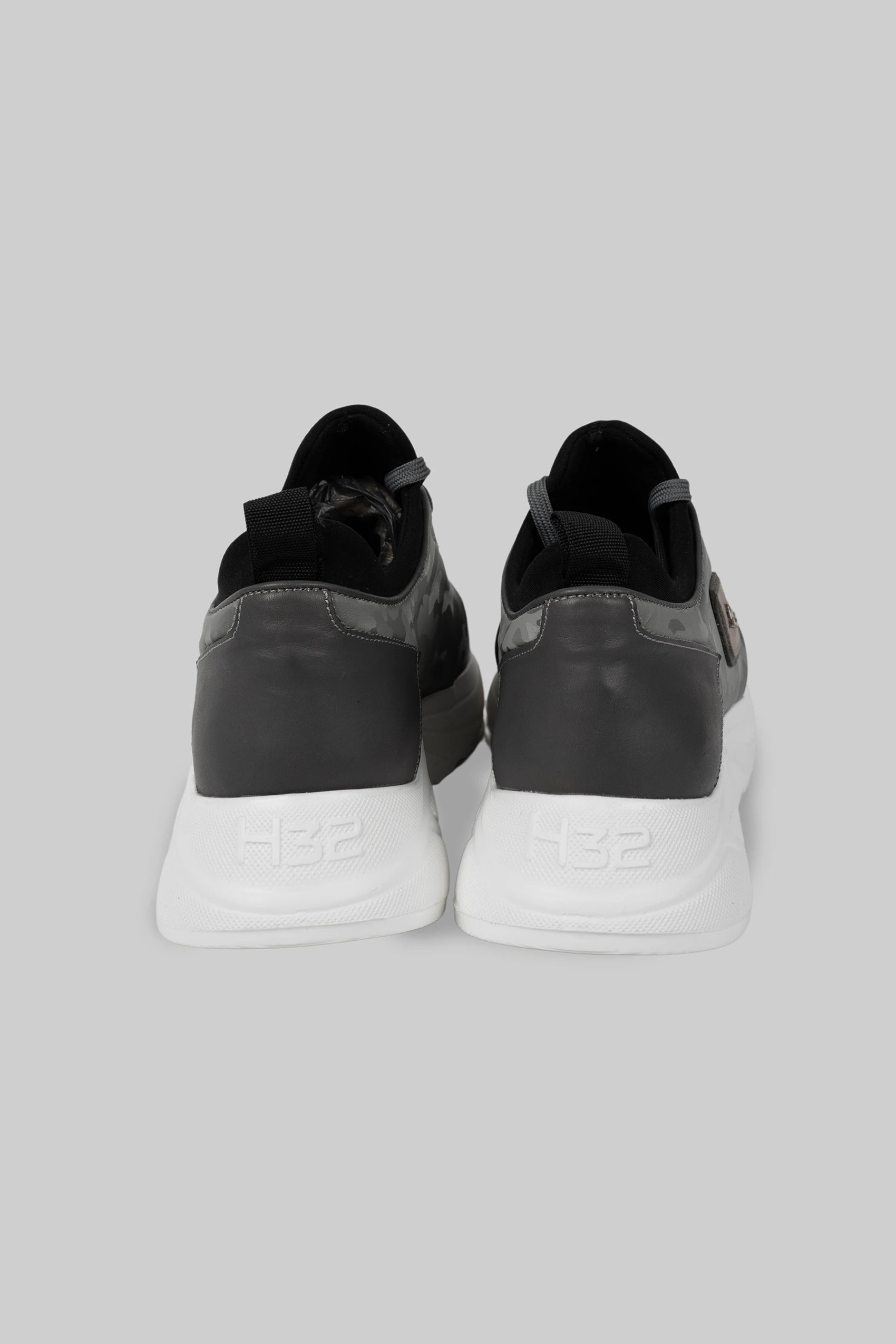 Grauer Ledersneaker