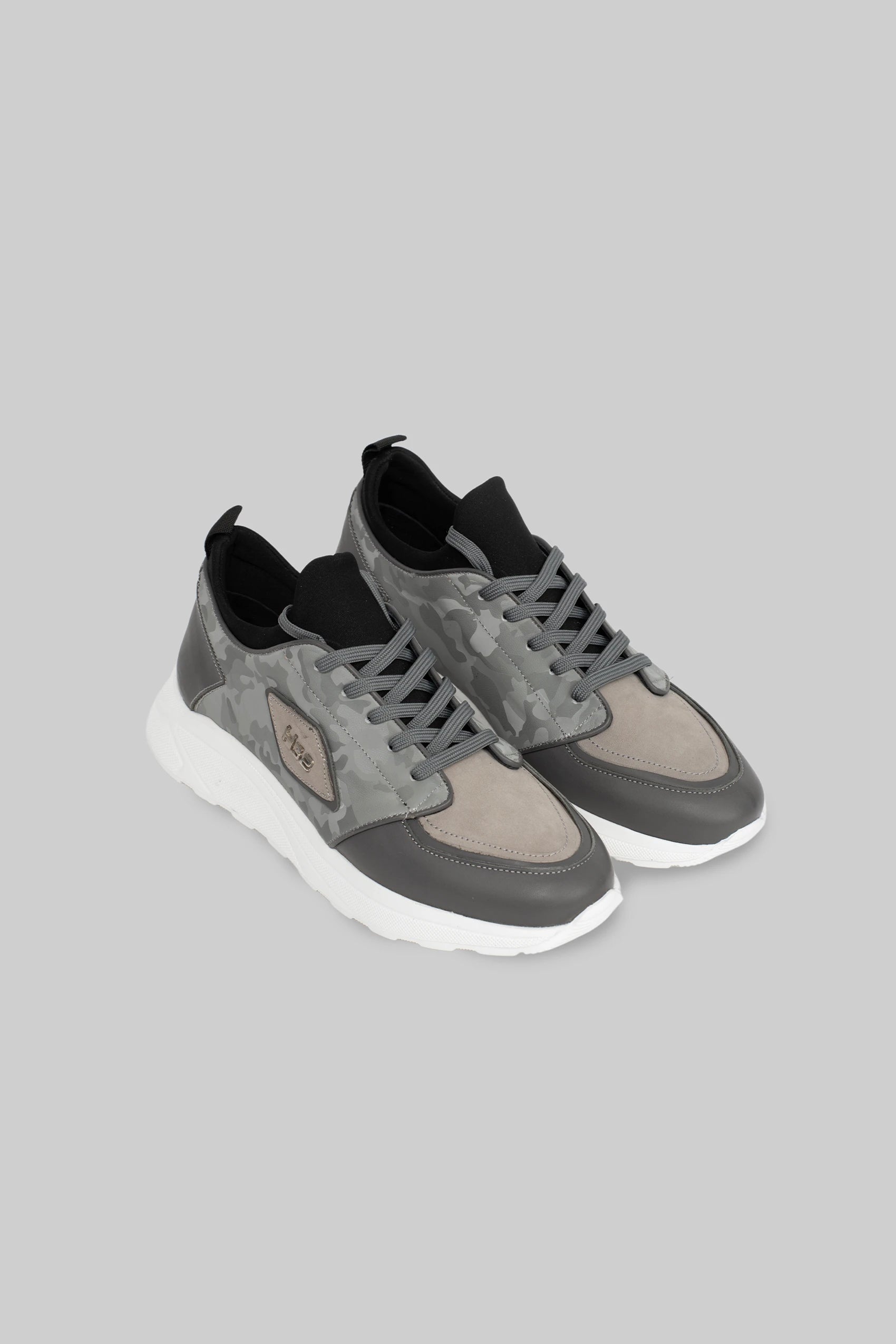 Grauer Ledersneaker