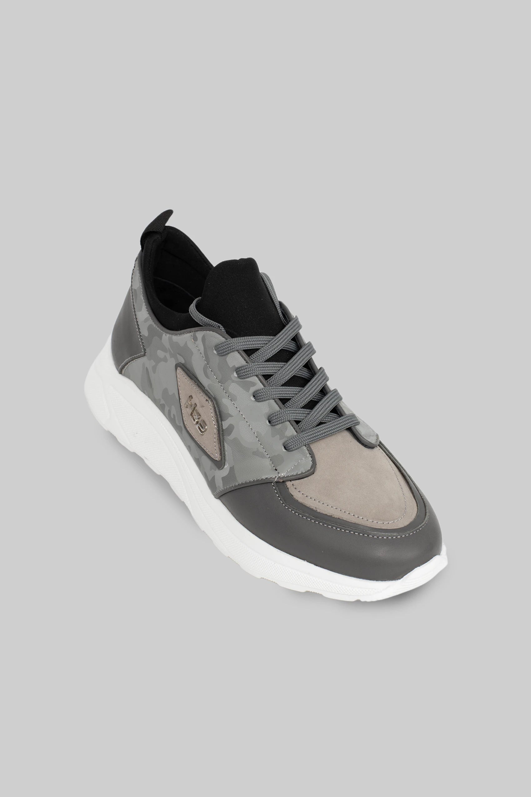 Grauer Ledersneaker