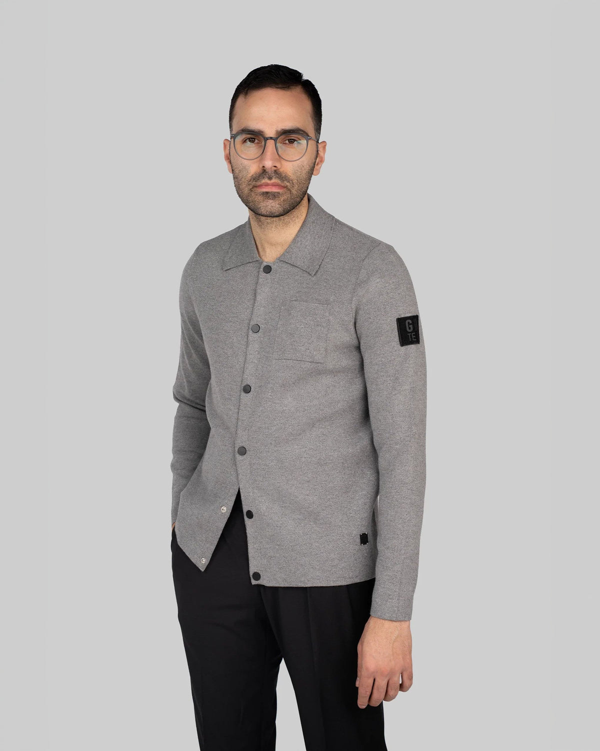 Grauer italienischer Woll-Acryl-Knopf-Pullover