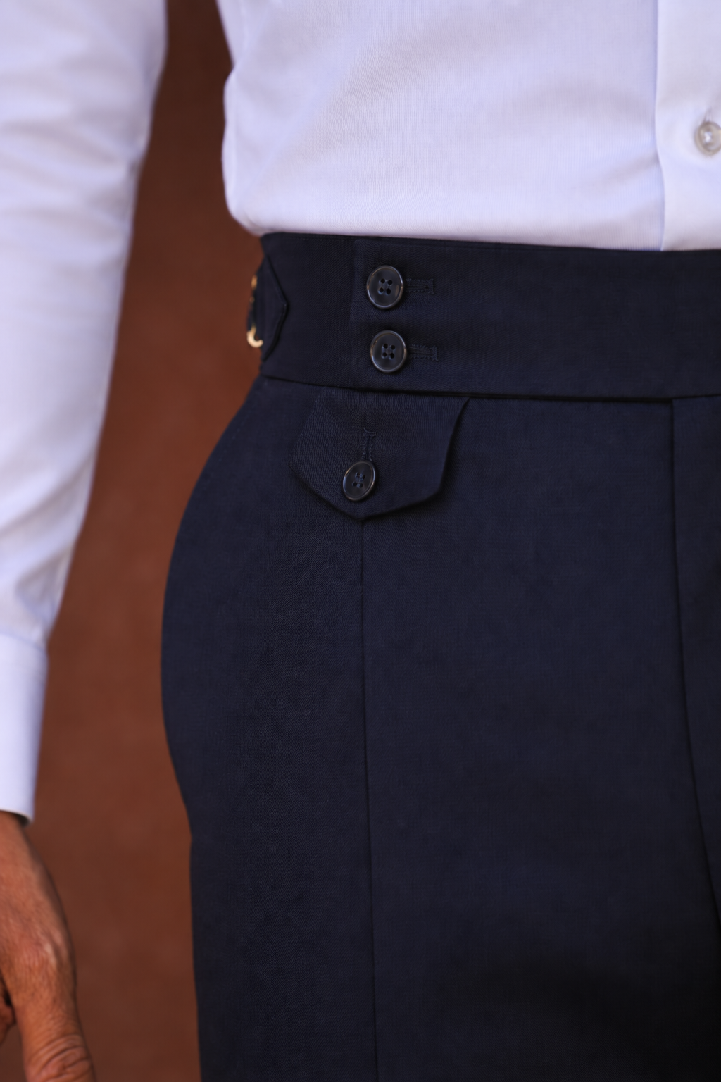 Dunkelblauer Slim-Fit-Dreiteiler aus Super-130S-Wolle – Detail von Hosenbund und Taschen