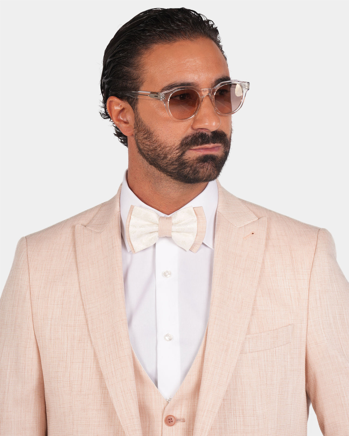 Pfirsichfarbener Slim-Fit-Dreiteiler aus Mikrofasermischung – Detail von Revers und Verarbeitung