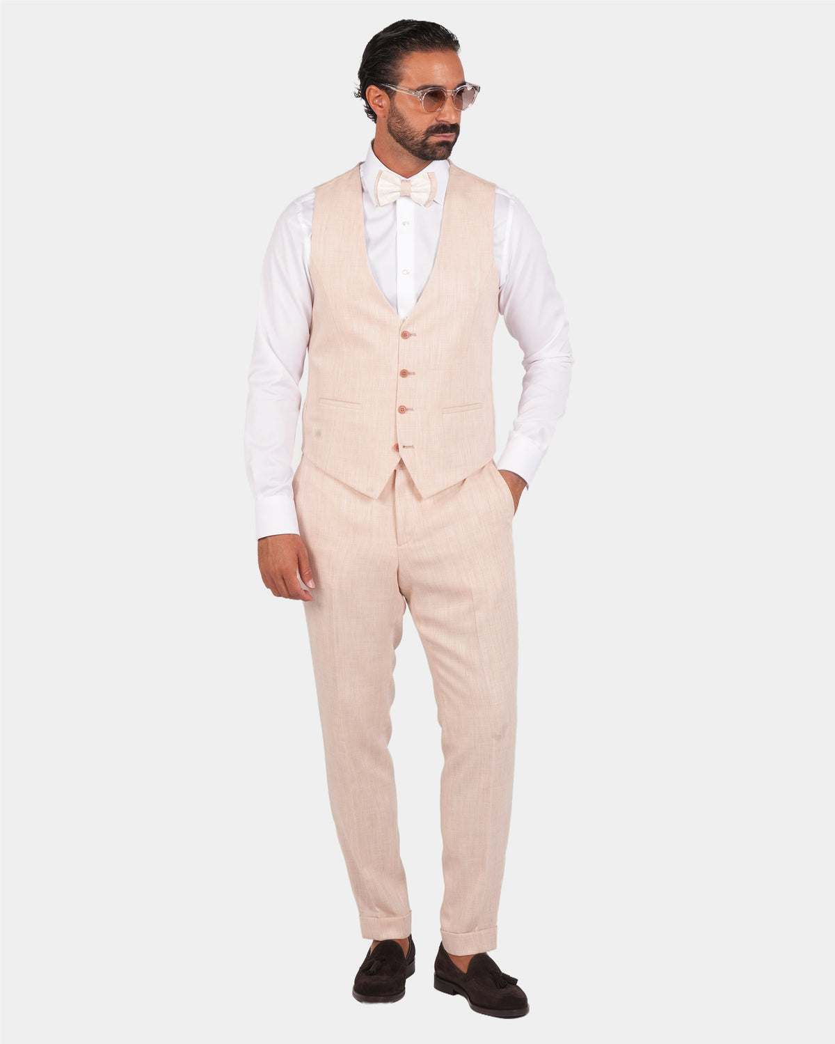 Pfirsichfarbener Slim-Fit-Dreiteiler aus Mikrofasermischung – Weste und Hose am Modell