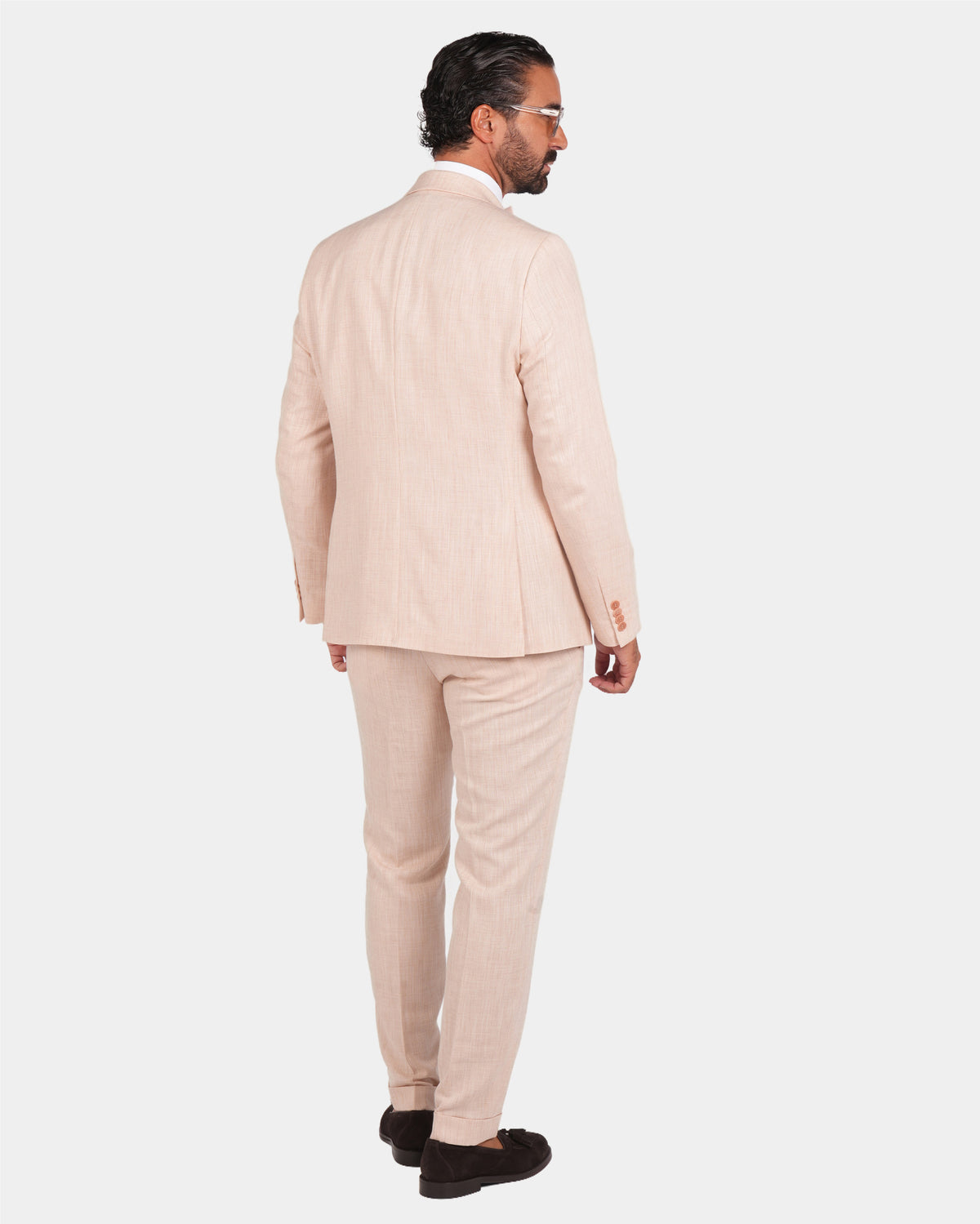 Pfirsichfarbener Slim-Fit-Dreiteiler aus Mikrofasermischung – Rückansicht am Modell