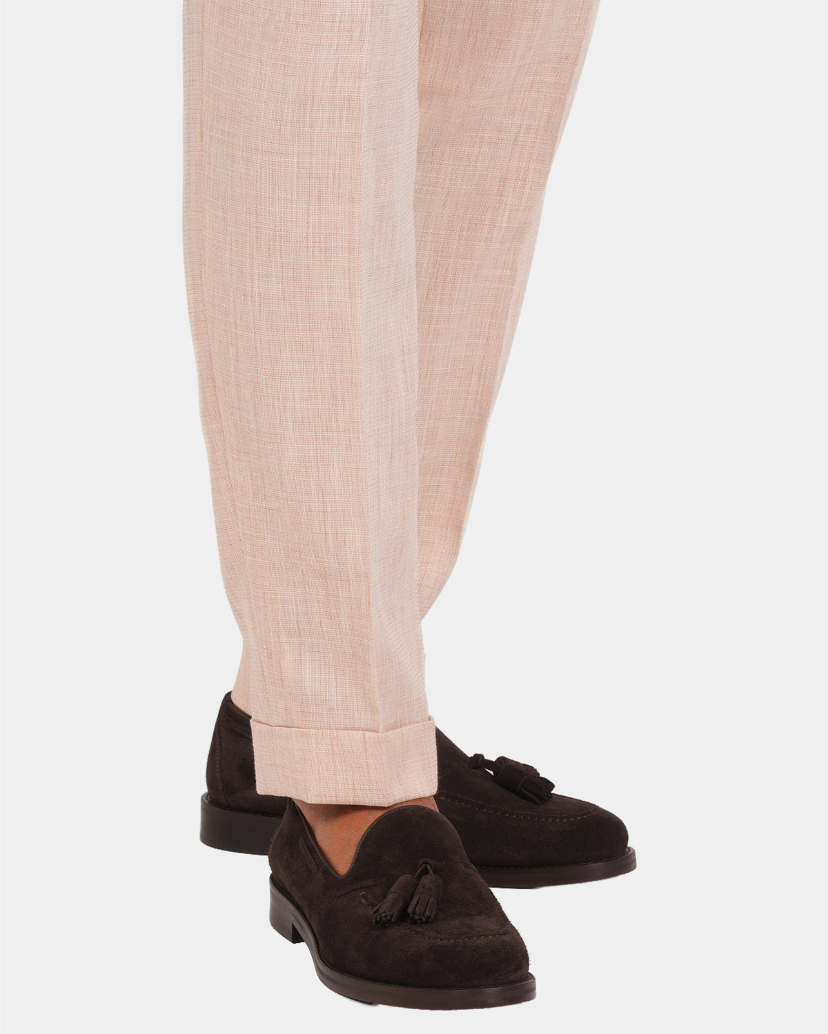 Pfirsichfarbener Slim-Fit-Dreiteiler aus Mikrofasermischung – Detail von Hosensaum und Schuhen